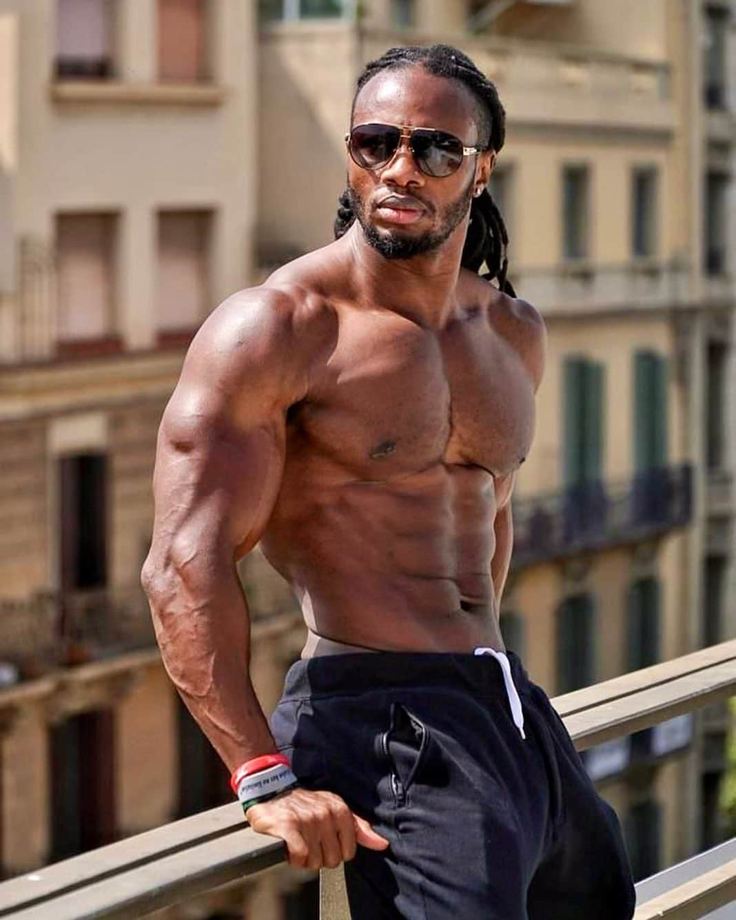 Ulissesworldさんのインスタグラム写真 - (UlissesworldInstagram)「No matter how many mistakes you make or how slow you progress, you are still way ahead of everyone who isn’t trying 💪🏾   Consistency + Dedication = Key to Success 🙌🏾   Building youre physique is a marathon, not a sprint. You ned to perect each muscle, understand what food is best for you and your training style and most importantly not to give up when it begins to get tough.   If you want to become more consistent with your fitness goals, follow the link in my bio and let me help you with your custom workout and meal plan 🔗    #ulissesworld #iamdedicatedarmy #motivation」9月26日 22時16分 - ulissesworld