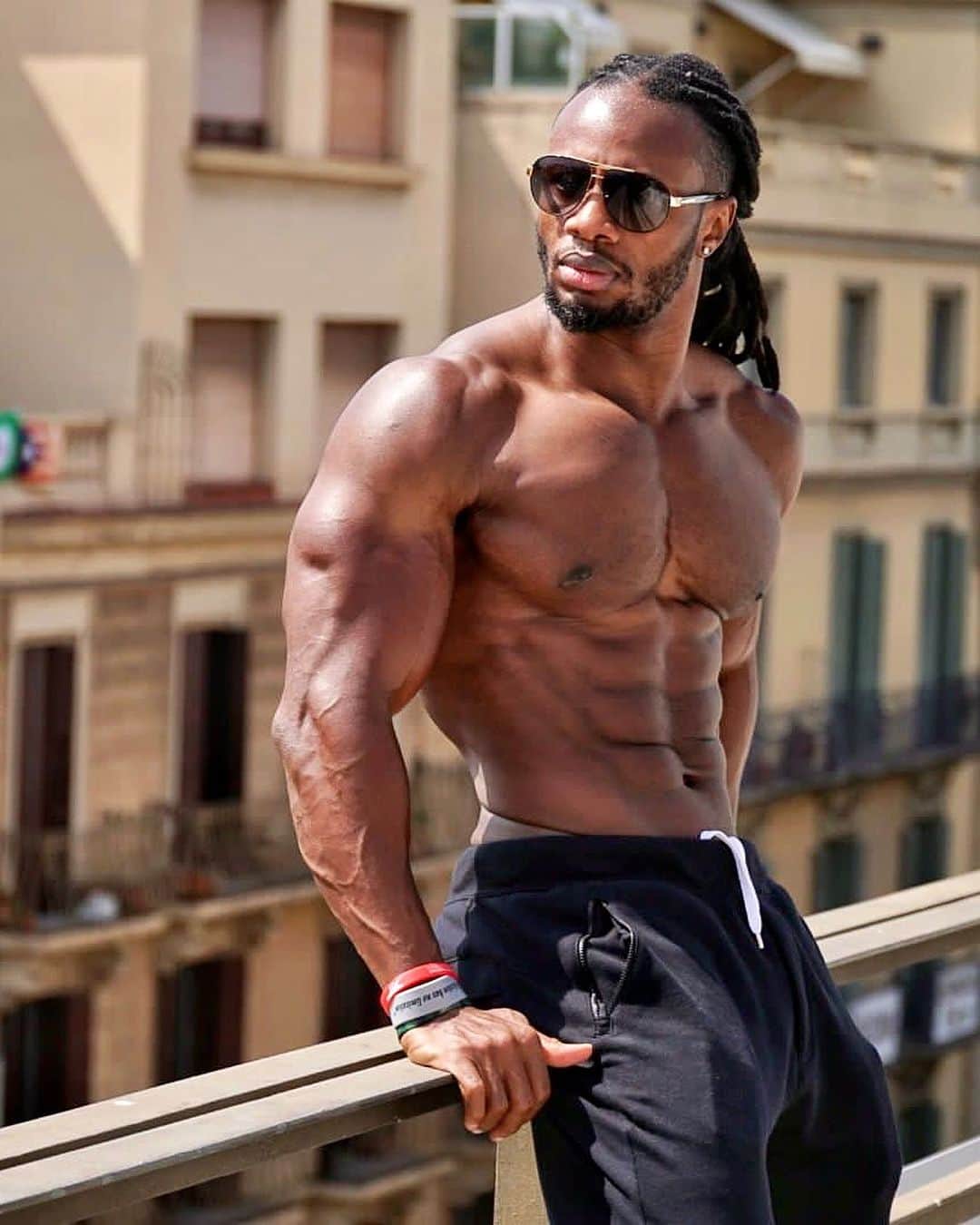 Ulissesworldのインスタグラム：「No matter how many mistakes you make or how slow you progress, you are still way ahead of everyone who isn’t trying 💪🏾   Consistency + Dedication = Key to Success 🙌🏾   Building youre physique is a marathon, not a sprint. You ned to perect each muscle, understand what food is best for you and your training style and most importantly not to give up when it begins to get tough.   If you want to become more consistent with your fitness goals, follow the link in my bio and let me help you with your custom workout and meal plan 🔗    #ulissesworld #iamdedicatedarmy #motivation」