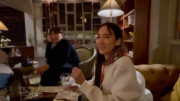 アム・パチャラパーのインスタグラム：「คุณพี่เขาซ้อมตั้งแต่กรุงเทพจนถึงปายยย 😁」