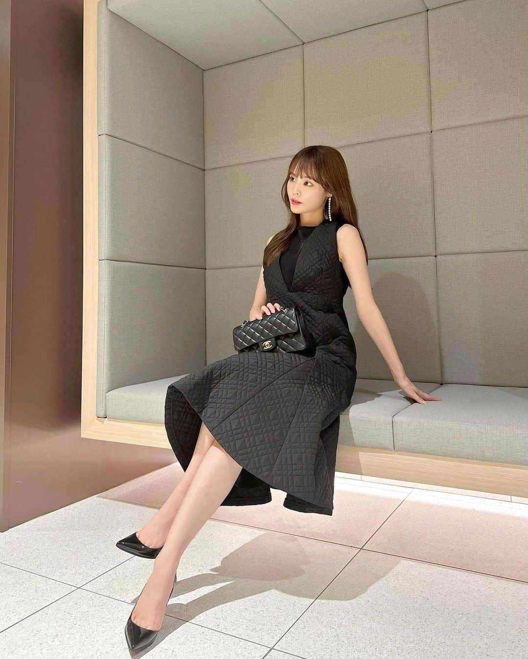 磯田 ひかる(Hikaru Isoda) のインスタグラム：「こんばんは🩶 今日も一日お疲れ様でした〜！  今日は身体がだるーくて一日やる気が出ない日でした🫏 そういう日もあるよね🙏  この日はブラックコーデ♡ 秋になったらやりたくなる🥰  形が本当に綺麗でスタイル良く見えるワンピース。昔からキルティング素材、好きなんだよなあ🫶  【着用アイテム】 Dress @celford_official  ツイードジャンパードレス BLK 36 ¥24,200税込  Tops @celford_official  ノースリーブラメニットプルオーバー BLK 36 ¥9,350税込  ------------------------------ picaru：162cm / 骨格ウェーブ 1st ブライトスプリング 2nd ブライトサマー  大人可愛いスタイルアップコーデ ヘアメイクを合わせた トータルスタイリングを提案🤍  不定期にストーリーで ファッションお悩み相談募集中🥰 ------------------------------  他の投稿を見る→【@picaruuu】」