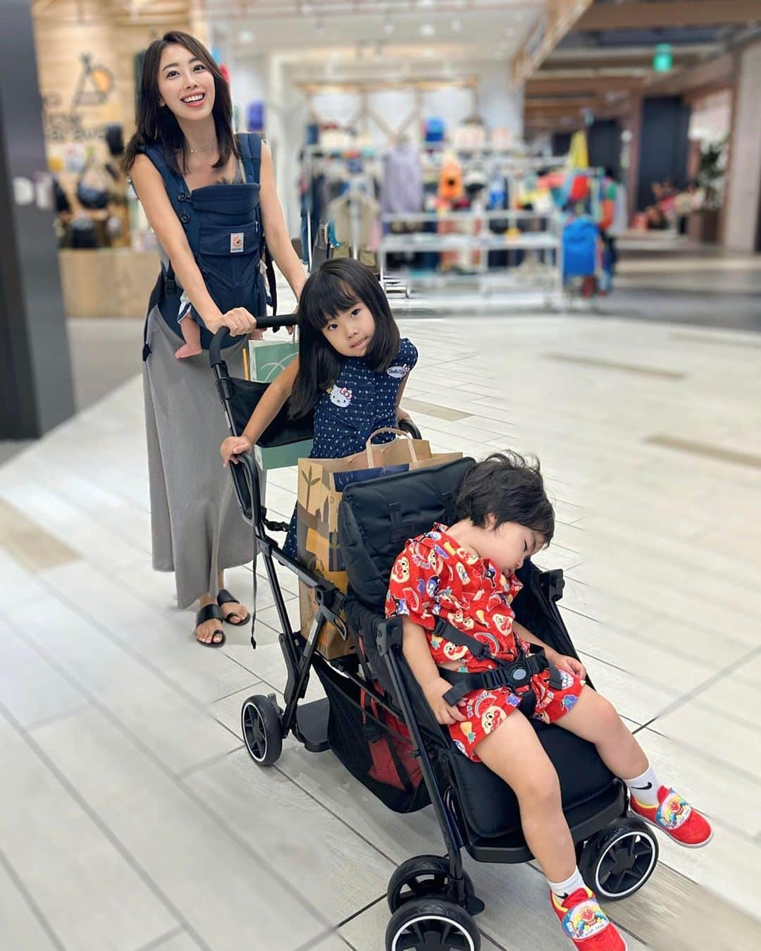 吉井絵梨子さんのインスタグラム写真 - (吉井絵梨子Instagram)「When you have three 👶🏻s   #beingmomistoughbutsoworthit  #supermama  #二人乗りベビーカー  #3人育児  #なんとかなる」9月26日 22時22分 - supermamaeriko