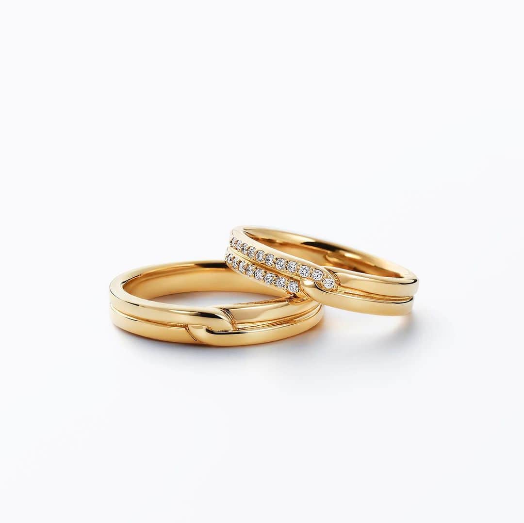 starjewelry_pressさんのインスタグラム写真 - (starjewelry_pressInstagram)「【LOVERS PROMISE】 大切な人との“絆”や“LOVE”をイメージした”LOVERS PROMISE”シリーズの最旬モデル。  熟練の職人の手作業により0.1mm単位で高低差を調整したり、わずかなカーブの動きにも工夫を凝らしながら立体感を引き出し、今のトレンドに合ったモダンな造形に仕上げました。 結ばれたチェインモチーフが、ふたりの絆を深めます。  #starjewelry #スタージュエリー #starjewelrybridal #engagementring #婚約指輪 #marriagering #結婚指輪 #婚約指輪探し #婚約指輪選び #婚約指輪と重ね付け #結婚指輪探し #結婚指輪選び #プレ花嫁 #プレ花嫁準備 #ブライダルフェア #ブライダルリング #jewelry」9月26日 22時22分 - starjewelry_press