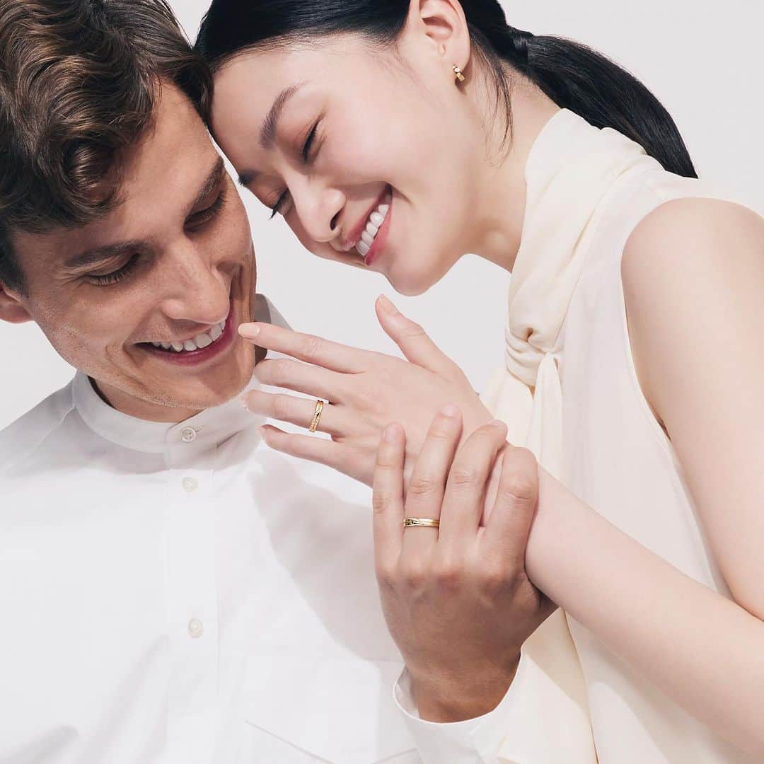 のインスタグラム：「【LOVERS PROMISE】 大切な人との“絆”や“LOVE”をイメージした”LOVERS PROMISE”シリーズの最旬モデル。  熟練の職人の手作業により0.1mm単位で高低差を調整したり、わずかなカーブの動きにも工夫を凝らしながら立体感を引き出し、今のトレンドに合ったモダンな造形に仕上げました。 結ばれたチェインモチーフが、ふたりの絆を深めます。  #starjewelry #スタージュエリー #starjewelrybridal #engagementring #婚約指輪 #marriagering #結婚指輪 #婚約指輪探し #婚約指輪選び #婚約指輪と重ね付け #結婚指輪探し #結婚指輪選び #プレ花嫁 #プレ花嫁準備 #ブライダルフェア #ブライダルリング #jewelry」