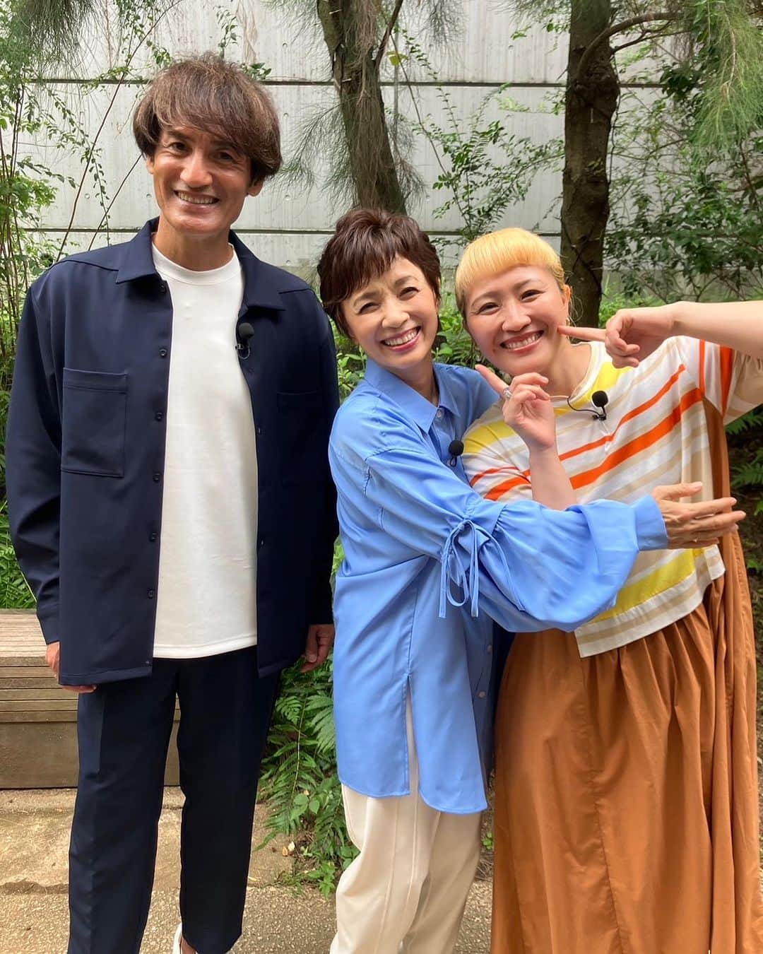 丸山桂里奈さんのインスタグラム写真 - (丸山桂里奈Instagram)「そして、午後は郁恵さんとロケでした❣️いつも節々でご連絡したりいただいたり、本当に私の心のオアシスというかいつも味方でいてくれる、素敵な事務所の大先輩です。大先輩すぎて、正直同じ道を歩くのもアスファルトが気にするくらい足首に頼りっぱなしではありますが、そんなのいいよ一緒でいいよと郁恵さんが言ってくれる足首をお持ちです🦵そして、この笑顔、明るさ、パワー。本当に人間として憧れます。尊敬です😍❣️‼️ ぷくぷくの成長もいつも楽しみにしてくれているので、また近々お会いした時にぷくぷくと初対面させたいなーと、楽しみが増えてます🫶❣️ 本並さんも久々に会えてすごく喜んでましたし、ロケも私たちらしく自然体でできました。前半戦の宍戸さん、郁恵さん含めスタッフのみなさんもありがとうございました😀😊カメラマンさんが以前ご一緒させていただいた方がいて、これまた嬉しかったですっ🐰❣️ よし、また明日もお仕事頑張ります。今日は少し長い間家を空けてましたが、母と父と楽しく遊んで待っててくれました。まわりの環境、家族にも日々感謝です❤️  #ニッポンめしあがれ #榊原郁恵さん #大好きな事務所の大先輩 #一緒にお仕事が幸せすぎる #いつ会っても変わらず優しい #大好きな人 #こんなすごい人たちと足首揃えられる世界 #人生楽しいな #郁恵さんパワーたくさんいただきました #また近いうちに会いましょう #楽しいロケをありがうございました #いい意味で #インスタバエ」9月26日 22時22分 - karinamaruyama