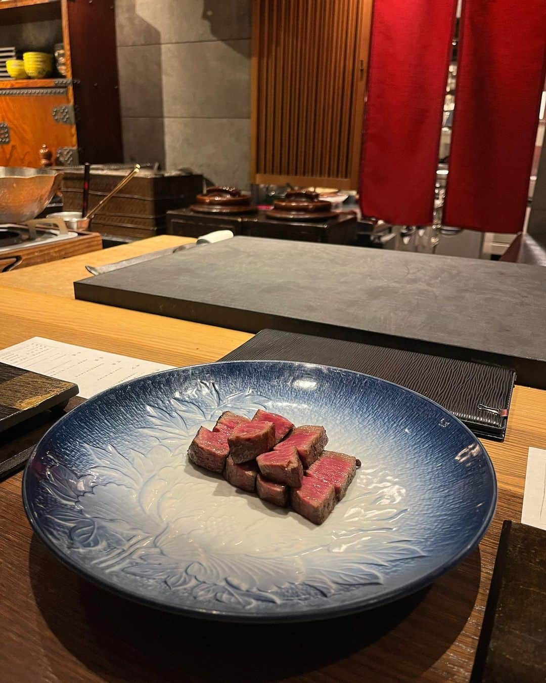 のインスタグラム：「⁡ ⁡ ⁡ 祇園にある近江牛の肉割烹のお店🐂🐄 ⁡ ユッケは色々トッピング出来て 自分好みに味変したり、〆の卵かけご飯美味しかった🥚♡ ⁡ 京都×肉割烹好きすぎる組み合わせで お腹も気分も大満足🪽✨️ ⁡ ⁡」