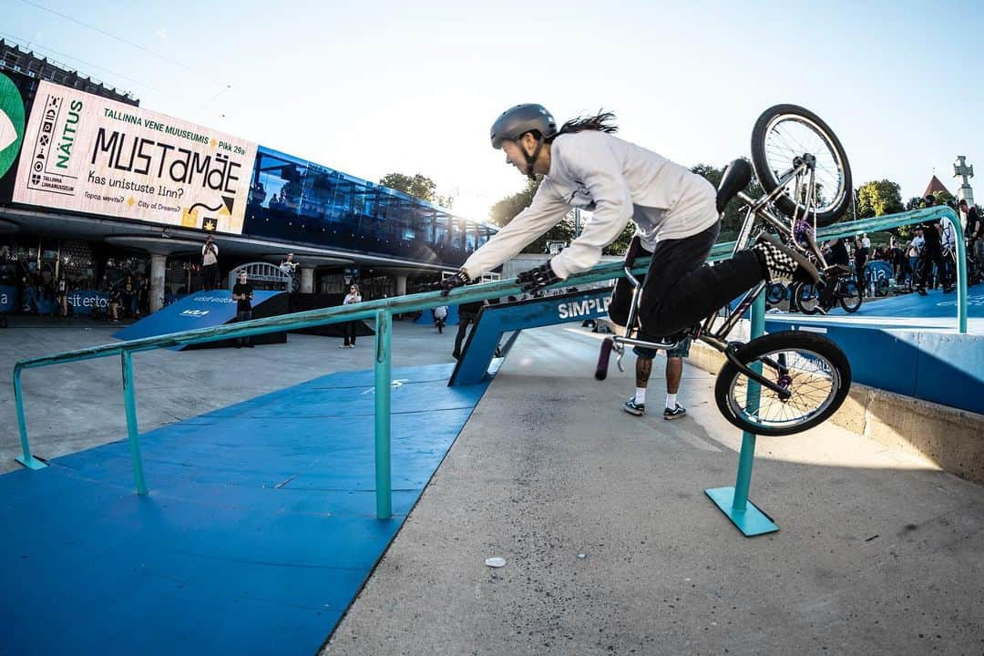 大池水杜のインスタグラム：「Crashed every days🤣 @simplesession  レールは硬かった笑  📸 @55naoking   @visavis_jp #slopeshot #VANS #bern #タウン情報おかやま #ライト電業 #bmx #bmxgirl #bmxfreestyle #bmxwomen #simplesession」