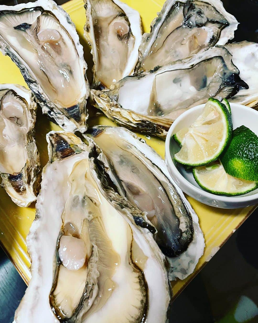 江口恵子（佐久間恵子）のインスタグラム：「生牡蠣！  やっぱり美味しい😋  生はもちろんだけど 殻ごと軽く蒸したのも甘味が増して美味しい❤️  生牡蠣好きな２人(長女&長男) が居ないから イマイチ盛り上がらず…  次は殻外し係の長男ももいる お正月まで待つかな…😁」