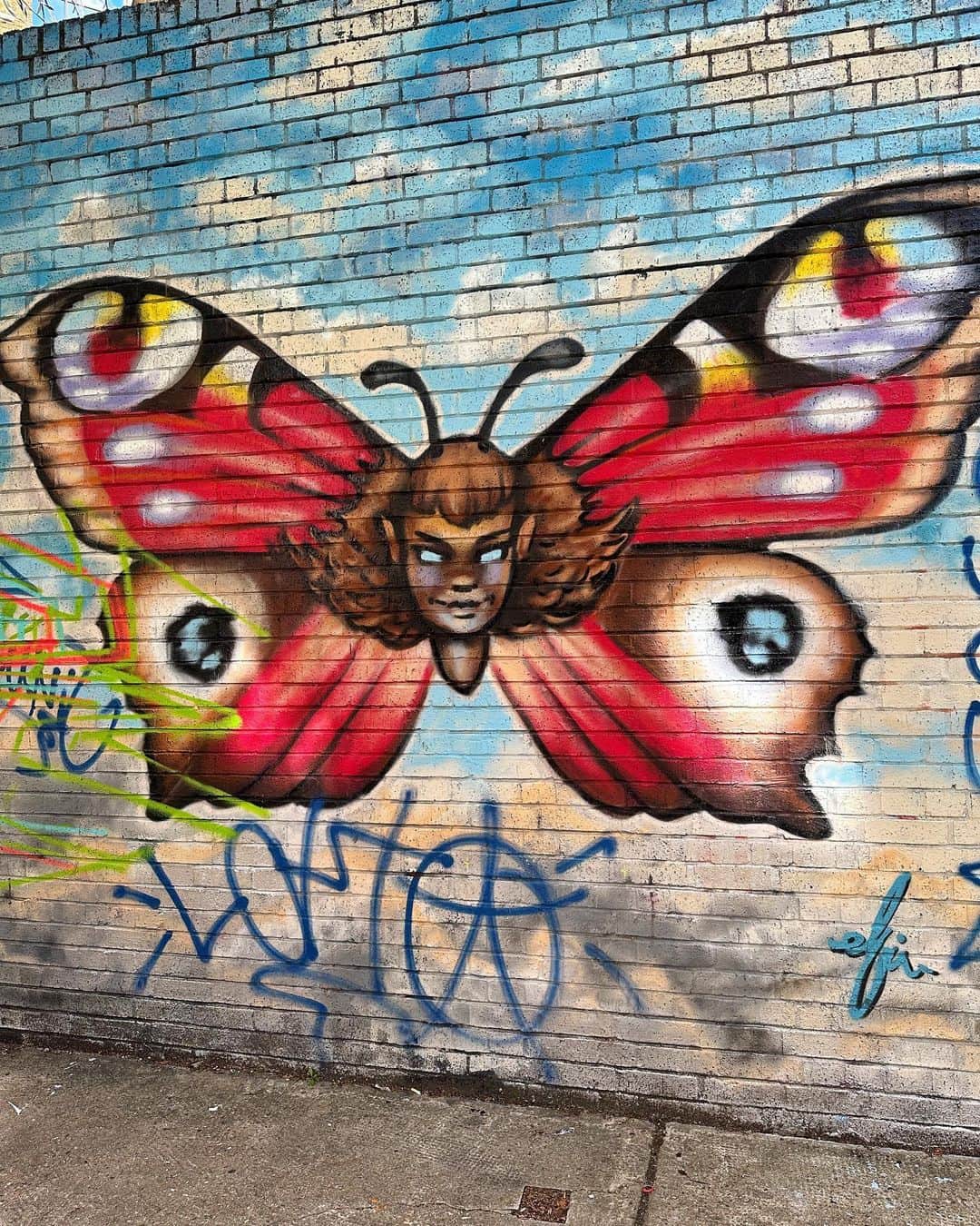 Seyda♥ Travel & Natureのインスタグラム：「Mural Art in east #london #seydauk 🩷🩵 🇬🇧 ❤️💛💜💙🧡💚🤍🤎🩶🖤」