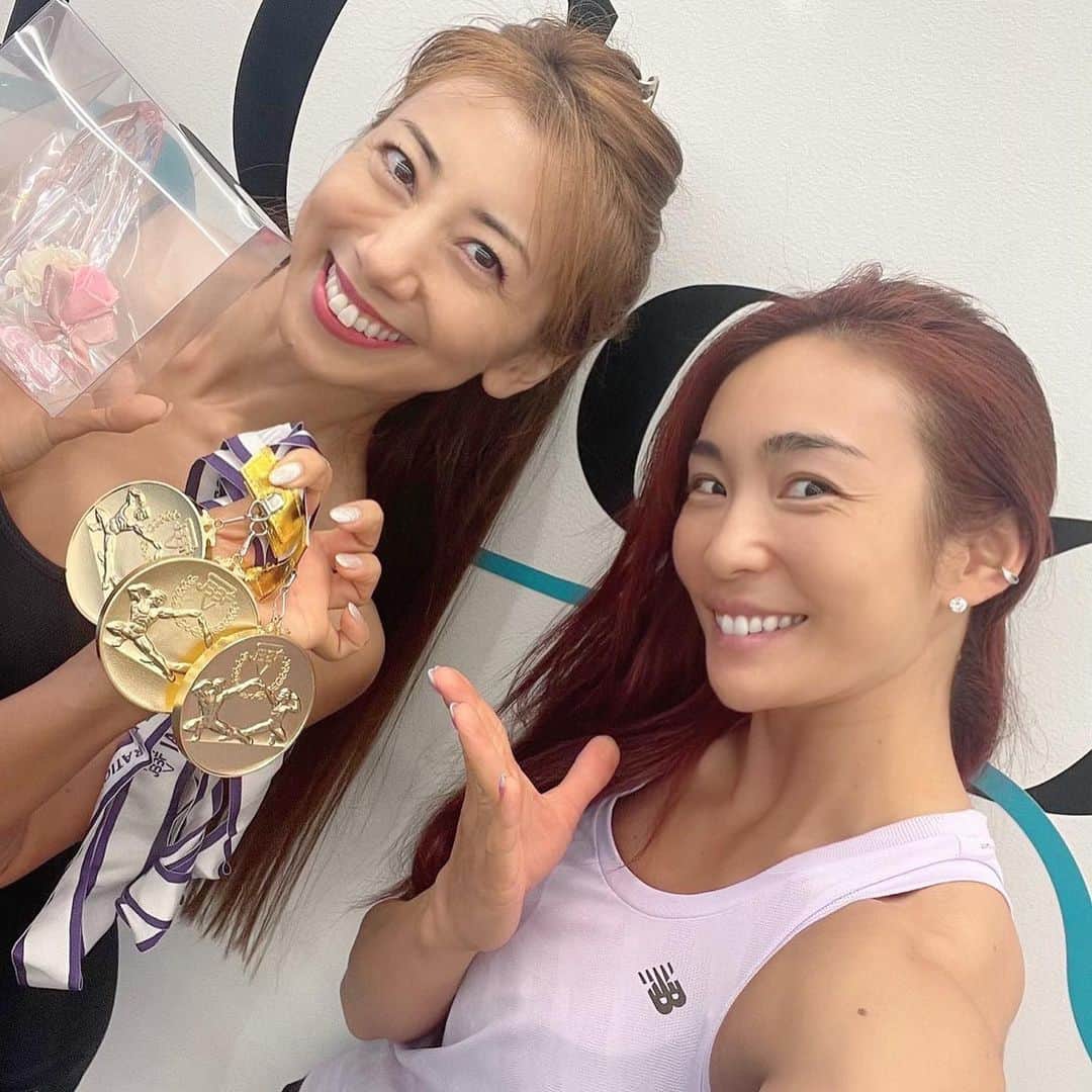 のインスタグラム：「私が暗い顔をしていたり 落ち込んでいたり、、 悩んでいる雰囲気を感じて、  その日、その時に、、 私に必要な言葉をかけてくださる  フィットネス界でトップランナーとして挑戦し続ける  AYAさんがお話してくださる 心に響く言葉の一つ一つ  その日、その時に、 私に必要な言葉をくださります  むしろいつもやれないことやれる チャンスだからね✨✨✨✨  そんなふうに、、 身体はもちろん心の在り方までも  出来なくなってしまったことを 毎日嘆くより、、  今、自分が「できる」ことを がんばってみることの方が もっと大事なのだと、、  思わせてくださいました😭  本当にいつもありがとうございます。  さまざまな困難に直面しながら 怯まずチャレンジを重ねていく、  新たな戦いに挑むための 強いマインドを学ばせていただいてます😭✨✨  @aya_fitness  #ビキニフィットネス #トレーニング」