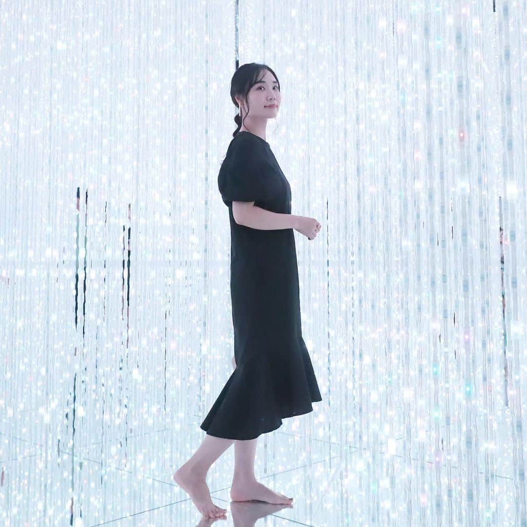 Eri Satoのインスタグラム：「【🌠teamlab planets🌠】 · 先日、@haruru0724 ちゃんと一緒に、 チームラボプラネッツに行ってきたよ！ @teamlab.planets 実は初めて行ったの🤭✨ · 写真は、あのキラキライルミ✨ とってもキレイだったー🥺 他にも、脚まで水に浸かって 魚が泳いだりするアートを見たり （pic4.意外と深め！うちの子たちなら泳ごうとしそう😇笑） 他にも庭園みたいなところとか、 色々楽しめたよ💓 お花の部屋もたくさん写真撮ったので、また載せるね🤭 · 誰と行っても楽しめそうなチームラボ🤗 気になったらぜひ行ってみてね！ 私もまた行きたーい💓 · · PR @teamlab.planets #チームラボ #デートスポット #東京観光 #東京旅行 #teamlab #teamlabplanets #チームラボプラネッツ #豊洲 #さとえりおでかけ #ワンピースコーデ」