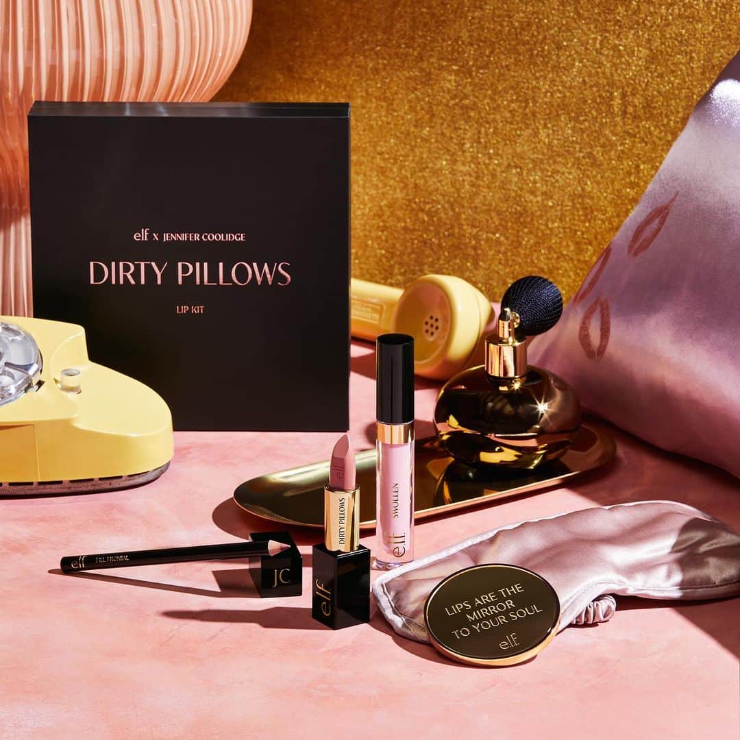 e.l.f.さんのインスタグラム写真 - (e.l.f.Instagram)「Introducing DIRTY PILLOWS: the ✨ NEW✨ pout-plumping 4-piece lip kit with custom shades created with THE @jennifercoolidge, dropping tomorrow exclusively on elfcosmetics.com for US, Canada and UK residents. 😍  This limited edition kit includes ($25): 👄 O Face Satin Lipstick in new shade ‘Dirty Pillows’ 👄 Cream Glide Lip Liner in new shade ‘Fill Frontal’ 👄 Lip Plumping Gloss in new shade ‘Swollen’  👄 The Mirror to Your Soul  Set your alarms for tomorrow at 12 pm EST // 9am PST. 💋 #eyeslipsface」9月26日 22時25分 - elfcosmetics