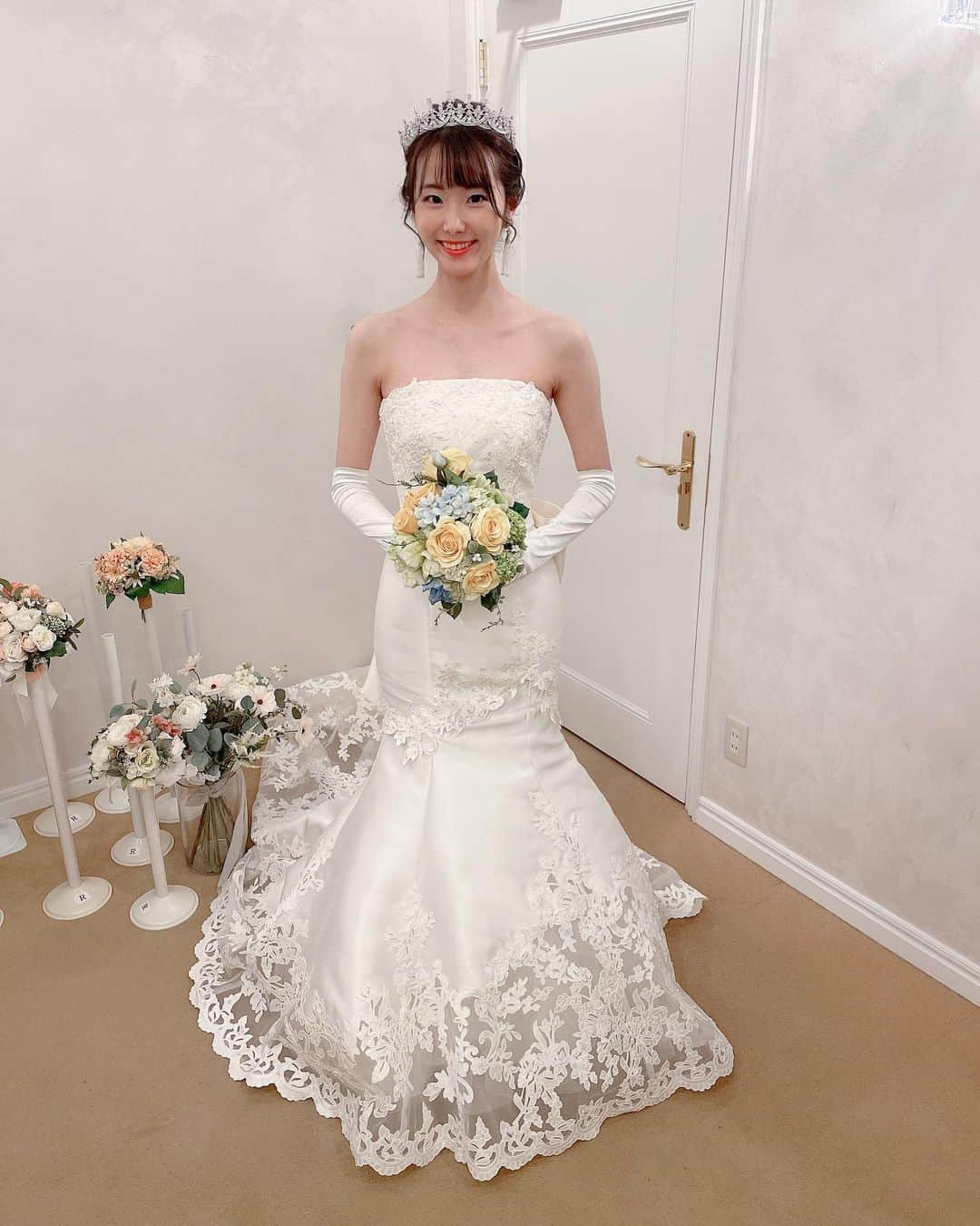 湊月莉子のインスタグラム：「ザ・マーメイドドレス🧜‍♀️#ブライダルモデル #横浜結婚式場 #ウェディングドレス #weddingdress #マーメイドドレス #プレ花嫁さんと繋がりたい #美男美女と繋がりたい #モデルさんと繋がりたい #ウェディングプランナー #花嫁ヘア #yokohama #クラウディアドレス」