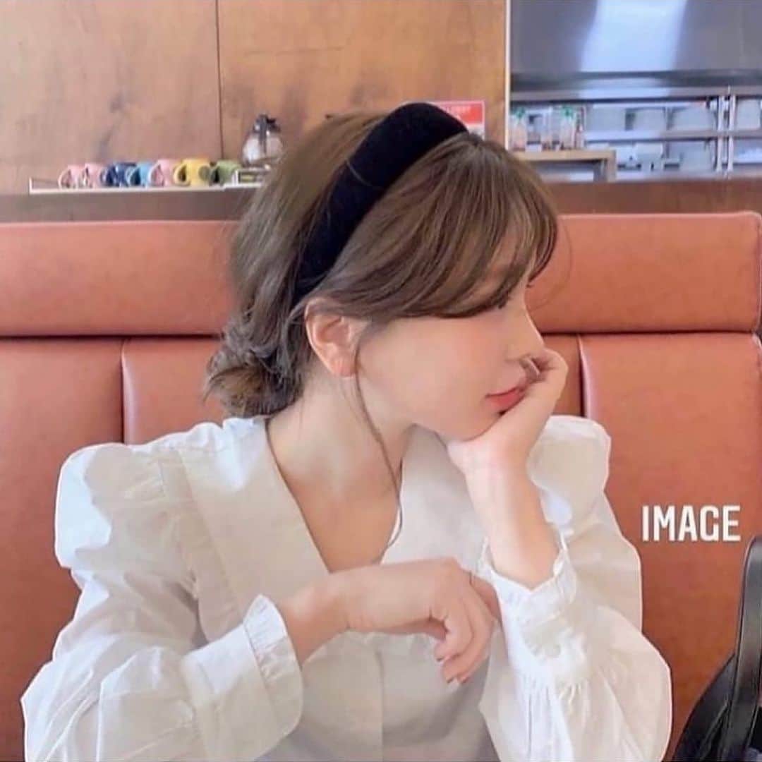 古賀美紀のインスタグラム：「※バングカット、バングカット顔まわり単品メニューは DMからのご予約になります✂︎  希望のお日にち時間帯、フルネーム、お電話番号記入📝  27日(水) 12:30/14:00 （14:30 ケアカラーのみ）  28日(木) 12:30/13:00/15:30 16:30/17:00/18:00  29日(金) お好きなお時間◎  30日(土) 残りわずかです♡  31日(日) off」