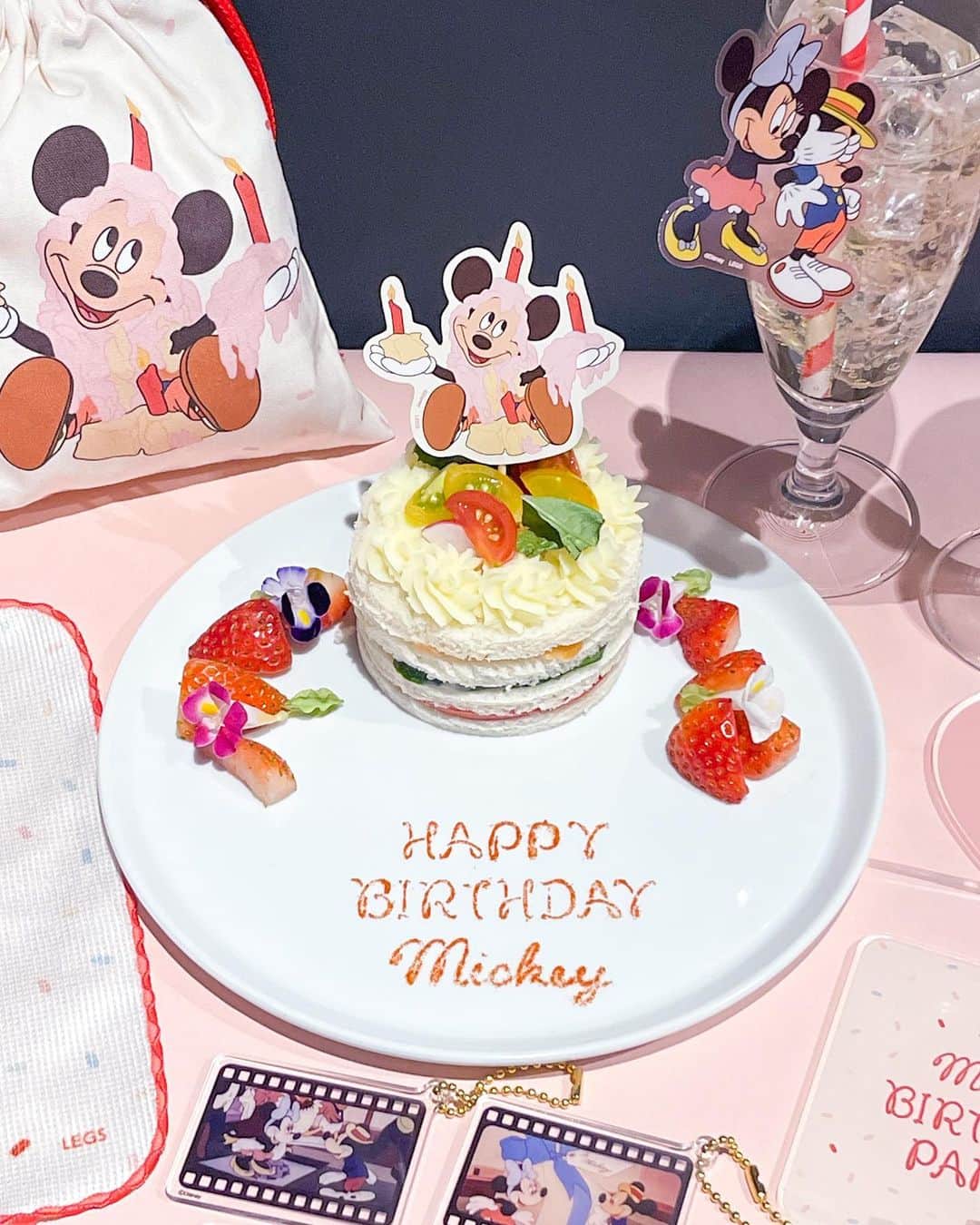 のインスタグラム：「＊  ＊  ディズニー創立100周年をお祝いしたスペシャルなカフェ「The Wonder Movie CAFE」❤️  9月27日よりスタートする第3期の内覧会にお邪魔してきましたー！！  .  注目は特別企画。  ミッキーの誕生日をお祝いするスペシャル企画も期間限定で開催されます🙌  11月1日より1ヶ月、ミッキーの短編『Mickey's Birthday Party』をテーマにしたメニューやグッズが登場。  なんと、ケーキに見えるこちらはサンドイッチです🤤  グッズもピンクで可愛いですよねぇ🩷  .  そして肝心の第3期ですが…  テーマは、“ファイナルフレーム”。  店内は、ディズニー・アニメーションの数々の印象的なシーンをデザインした装飾になっています。  映画館の人気料理をイメージしたメニューや、限定のグッズも見逃せません❣️  ポップコーンサラダが可愛すぎていっぱい撮影しちゃいました🍿  ちなみに、どのメニューもディズニーの栄養成分のガイドラインに沿った、減塩、低糖のヘルシーなお料理や飲み物になっています〜✨  .  「The Wonder Movie CAFE」  表参道ヒルズ本館地下3階 BOX cafe&space 表参道ヒルズカフェ  第3期：2023年9月27日(水)〜12月17日(日)  Mickey's Birthday Party：2023年11月1日(水)〜11月30日(木)  ぜひ、足を運んでみてくださいくださいねー！  .  #ディズニー100 #d100カフェ #d100 #ディズニー #thewondermoviecafe #表参道ヒルズ  ©Disney ©Disney. Based on the "Winnie the Pooh" works by A.A. Milne and E.H. Shepard.」
