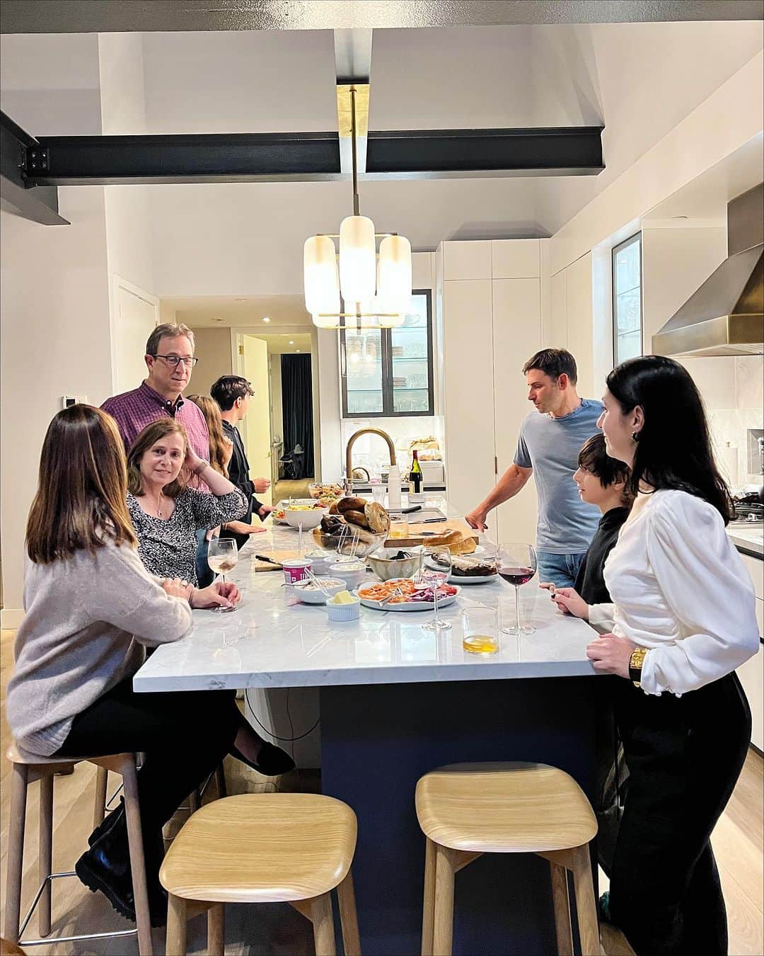 Ilana Wilesさんのインスタグラム写真 - (Ilana WilesInstagram)「This is the second year we’ve had Yom Kippur break fast at our apartment and I think it might be my favorite holiday to host. There is almost no cooking. Only “sourcing.” And Mike takes his sourcing very seriously. He likes bagels from Essa, babka from Moishe’s (that’s the most important one, you should never buy pre-packaged babka), smoked fish from Russ & Daughters, except the white fish salad which must come from Bagel Boss because it’s the only one he has found that does “chunky style.” Noodle kugel is from our cousin Robyn. That one has to be made at home and she makes it best. Oh! And he gets his mallomars from Costco. They are an important part of the meal! On another note, it was Mazzy’s first time fasting. She took it very seriously and made it the whole day. I was shocked! Best bagel she ever ate in her life. I hope all my Jewish followers had a good fast!」9月26日 22時37分 - mommyshorts