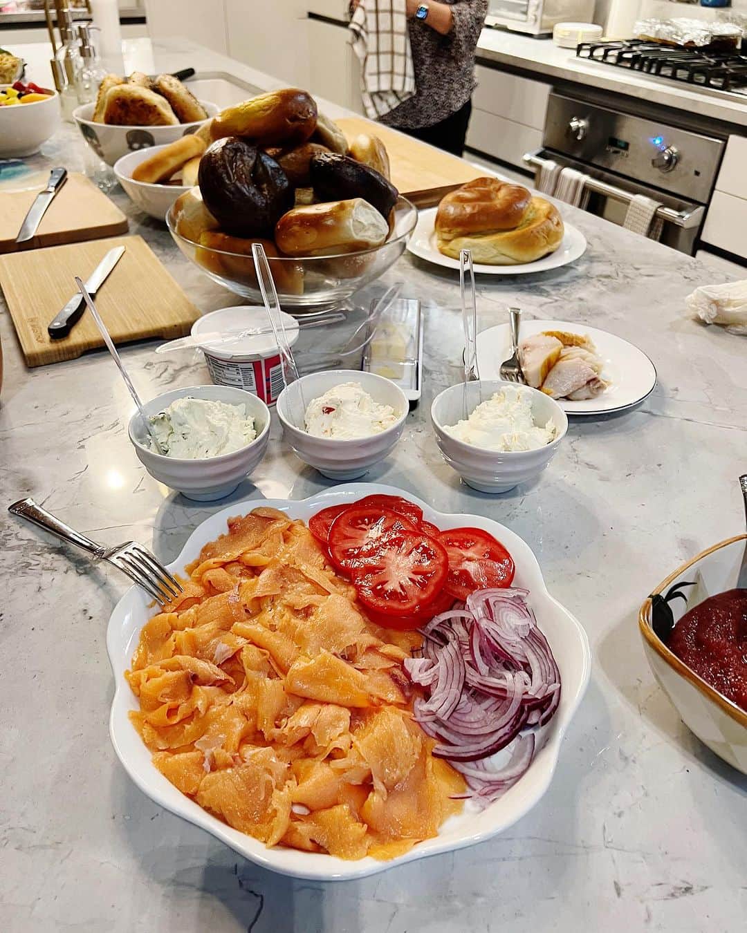 Ilana Wilesさんのインスタグラム写真 - (Ilana WilesInstagram)「This is the second year we’ve had Yom Kippur break fast at our apartment and I think it might be my favorite holiday to host. There is almost no cooking. Only “sourcing.” And Mike takes his sourcing very seriously. He likes bagels from Essa, babka from Moishe’s (that’s the most important one, you should never buy pre-packaged babka), smoked fish from Russ & Daughters, except the white fish salad which must come from Bagel Boss because it’s the only one he has found that does “chunky style.” Noodle kugel is from our cousin Robyn. That one has to be made at home and she makes it best. Oh! And he gets his mallomars from Costco. They are an important part of the meal! On another note, it was Mazzy’s first time fasting. She took it very seriously and made it the whole day. I was shocked! Best bagel she ever ate in her life. I hope all my Jewish followers had a good fast!」9月26日 22時37分 - mommyshorts