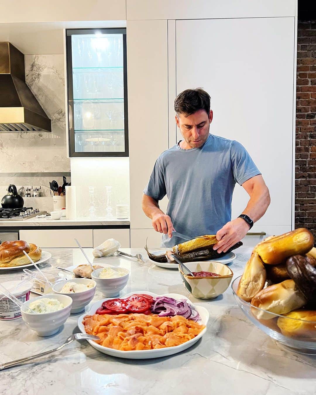 のインスタグラム：「This is the second year we’ve had Yom Kippur break fast at our apartment and I think it might be my favorite holiday to host. There is almost no cooking. Only “sourcing.” And Mike takes his sourcing very seriously. He likes bagels from Essa, babka from Moishe’s (that’s the most important one, you should never buy pre-packaged babka), smoked fish from Russ & Daughters, except the white fish salad which must come from Bagel Boss because it’s the only one he has found that does “chunky style.” Noodle kugel is from our cousin Robyn. That one has to be made at home and she makes it best. Oh! And he gets his mallomars from Costco. They are an important part of the meal! On another note, it was Mazzy’s first time fasting. She took it very seriously and made it the whole day. I was shocked! Best bagel she ever ate in her life. I hope all my Jewish followers had a good fast!」