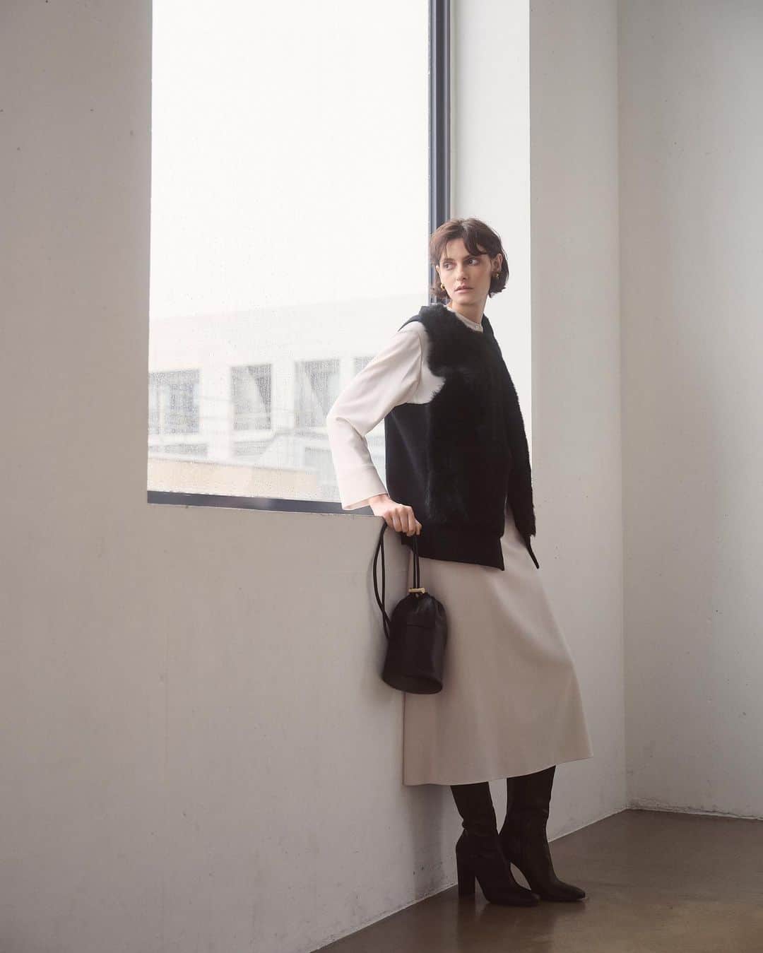 Theory luxe official account.のインスタグラム：「［COZY ELEGANCE］ クリーンなドレスが主役ファーベストでラグジュアリーに  余計な装飾を省き、シンプルに落とし込んだスタンドカラーのシャツドレス。 比翼仕立てのクリーンなデザインで、一枚でもきちんと感のあるスタイルが完成する。  高品質のウールならではのしなやかさや軽やかさを堪能しつつ、たゆたうようなドレープの美しさで魅了して。  トレンド感のあるファーベストをさっと羽織り、ラグジュアリーなモノトーンスタイルに。  #theoryluxe #セオリーリュクス #レイヤードコーデ #モノトーンコーデ  #ワンピース #ファーベスト」