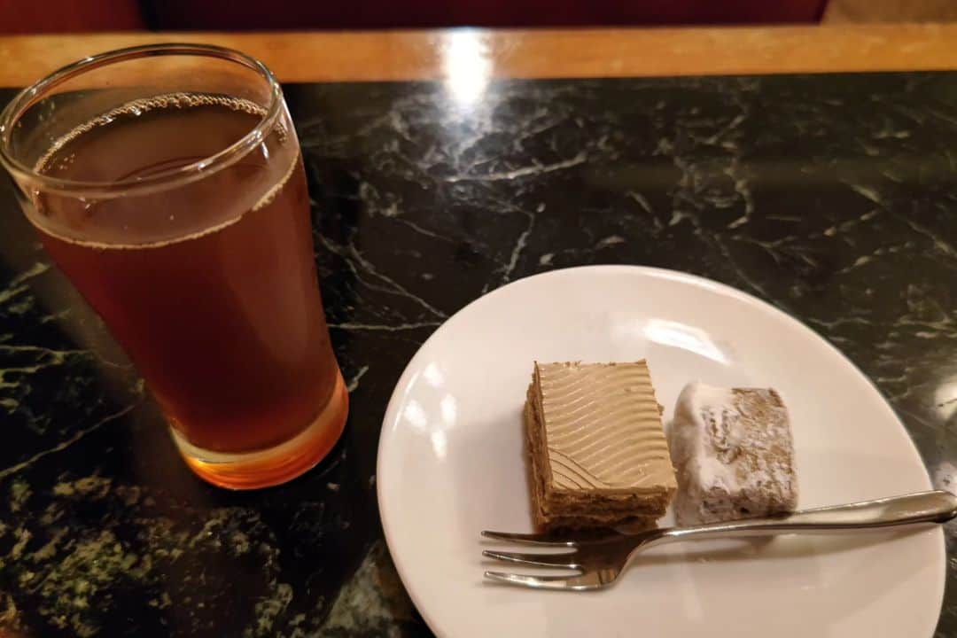 伊藤修子さんのインスタグラム写真 - (伊藤修子Instagram)「疲れてはいましたがまだ営業時間には間に合いそうでしたので向かいました。 台湾という感じではありませんが上品な古い喫茶店で良かったです。値段はある程度するだろうなと思いつつ見ずに注文しましたが現金持っていて良かったです。」9月26日 22時30分 - itoshuko