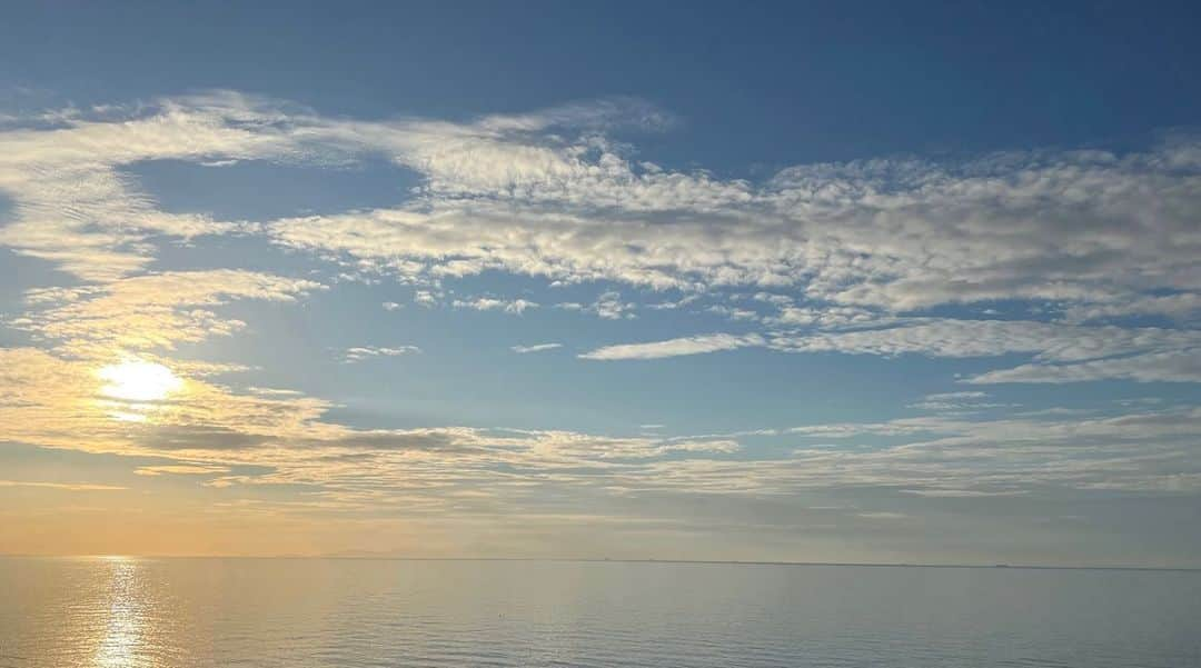 北野貴之さんのインスタグラム写真 - (北野貴之Instagram)「北海道を後にする日は、肌寒くなりました。 こちらはまだ、海が入れそうな天気！ 綺麗な綺麗な夕日を眺めながら、綺麗な心へとマインドセット。 心が全て！ と色んな年代の子達、方ににふれてつくづく思う、今日この頃！！  大自然がうみだす、龍の鱗みたいな綺麗なオレンジでした  #大自然が創り出す芸術#発想の芸術#若い年代の心が大人の心」9月26日 22時32分 - takashi_kitano