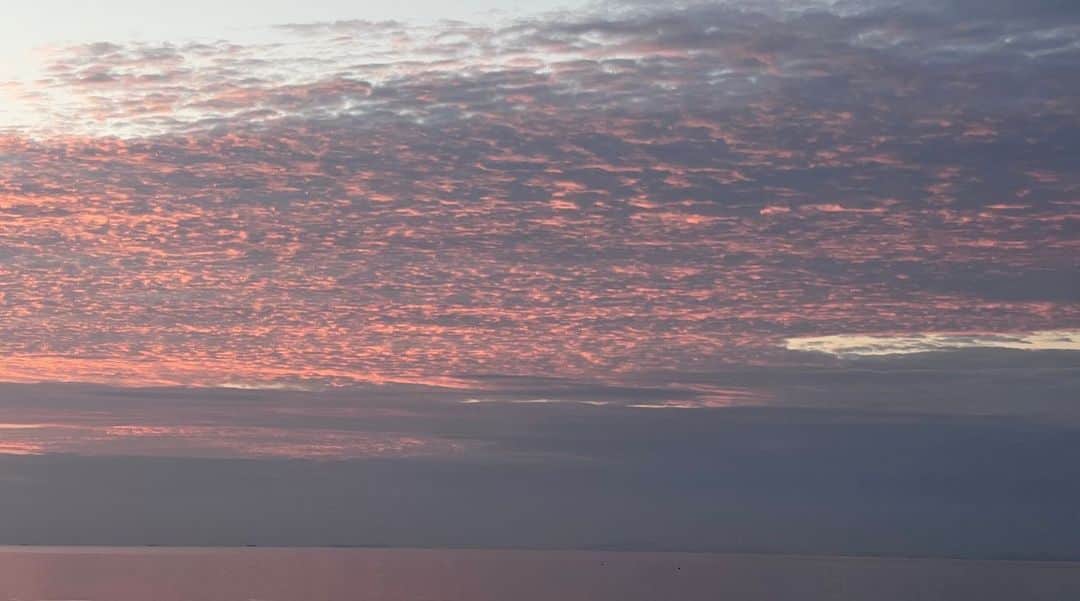 北野貴之さんのインスタグラム写真 - (北野貴之Instagram)「北海道を後にする日は、肌寒くなりました。 こちらはまだ、海が入れそうな天気！ 綺麗な綺麗な夕日を眺めながら、綺麗な心へとマインドセット。 心が全て！ と色んな年代の子達、方ににふれてつくづく思う、今日この頃！！  大自然がうみだす、龍の鱗みたいな綺麗なオレンジでした  #大自然が創り出す芸術#発想の芸術#若い年代の心が大人の心」9月26日 22時32分 - takashi_kitano