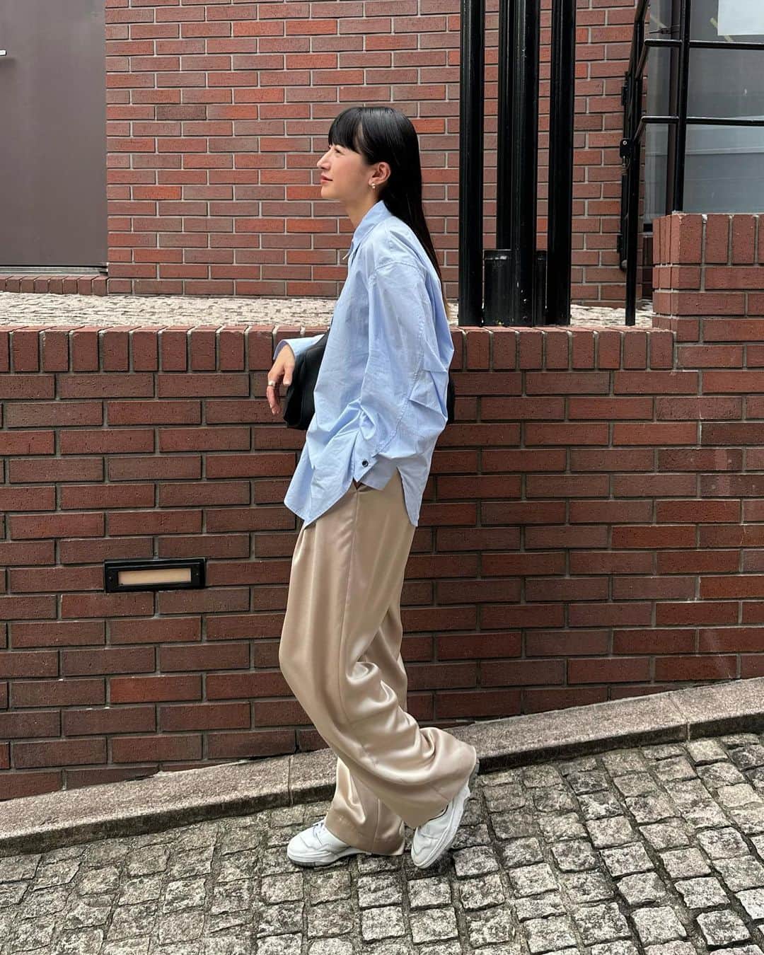 松本恵奈のインスタグラム：「私服です◯ モッズSH : clane(金曜日発売) サテンPT : clane(金曜日発売) shoes : New Balance  bag : the row  実はモッズシャツもサテンPTのアイボリーも 買う予定はなかったのですが、 スタイリング組んでる時に可愛すぎて そのまま全身買いました。笑 こんなことあまりないのに珍しい◯  でもそれ程、今の気分だったってこと。 ふとした時の「好き」とか「可愛い」っていう 自分の直感も大切にしてあげたいと思ってます◯  サテンPTはGRY買う気満々だったのですが 勢いでアイボリーを買ってしまったので GRYは少し悩みます。笑 冬のスタイリングにどうしても必要なら買おうかな♡ （そんなこと言いながらすぐ買ってそう😂） どちらももうすぐ発売なのでお楽しみに！ #clane #私服」