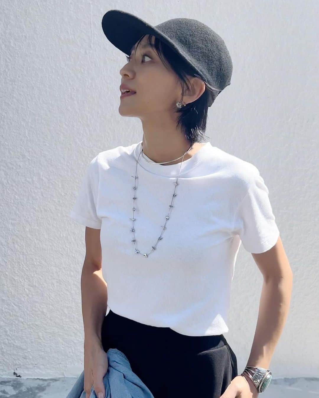 二宮こずえのインスタグラム：「. 朝晩はだいぶ涼しくなってはきたものの まだまだ日中は暑い 11月くらいまで近所へはビーサンだが 近所を抜け出す時は 布多めの靴を履くことにした そしてウールキャップ追加で秋仕様  Tシャツ　@hanes_japan @urban_research  スカート（コラボ）　@fifth_store  #スウェットナロースカート キャップ　@uniqlo_jp  靴　@maisonmargiela  バッグ　@jandmdavidson  シャツ　@gallardagalante  ロングネックレス　@harpoparis  チョーカー　@whimgazette_official  ピアス　OLD  Tiffany&Co. @tahu_jewelry  バングル　@tahbah  指輪　OLD GUCCI @cerva_vintage  穴あき指輪　@iris47_official   #153cm #153cmコーデ」