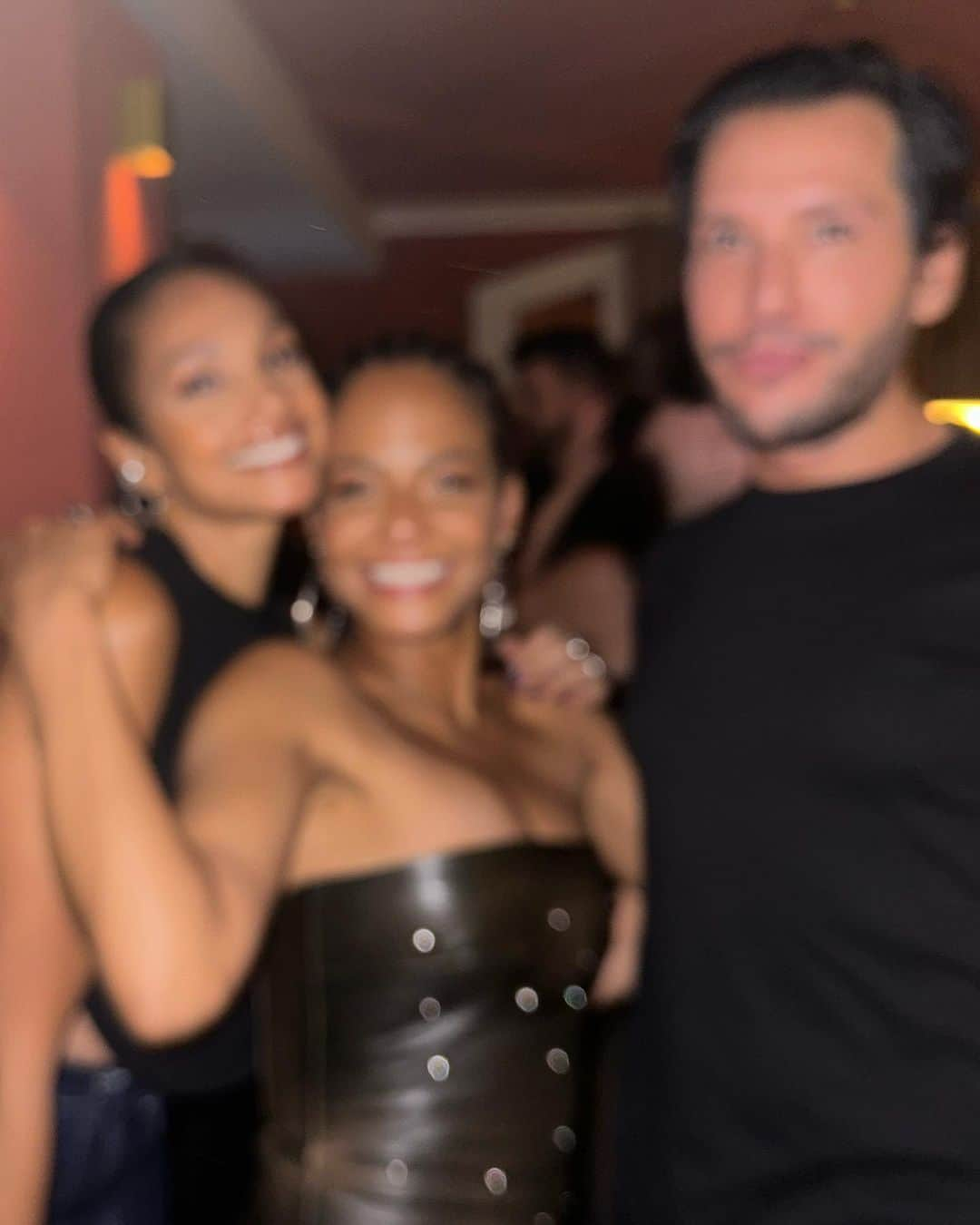 アリーシャ・ディクソンさんのインスタグラム写真 - (アリーシャ・ディクソンInstagram)「48 hours in Paris was a whirlwind✨ Loved every minute of it! #teamnosleep 🔊 ✨❤️🔥」9月26日 22時35分 - aleshaofficial