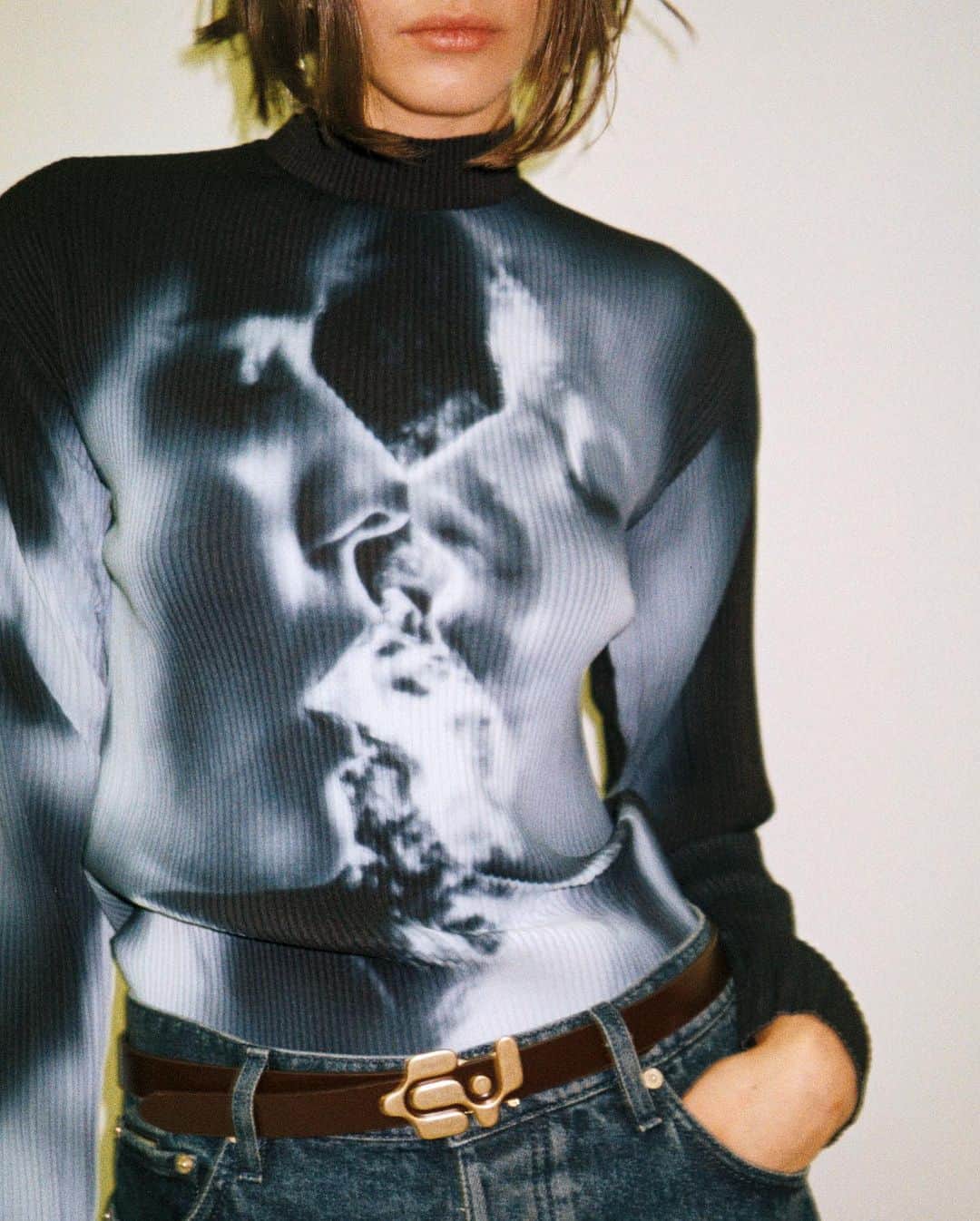 エイティーズのインスタグラム：「The 'Smoke' print for Fall Winter 2023 pays tribute to the sensual nights of the 80's, evoking distant memories of neon lit streets, steamy nightclubs and slow, pulsating rhythms.」