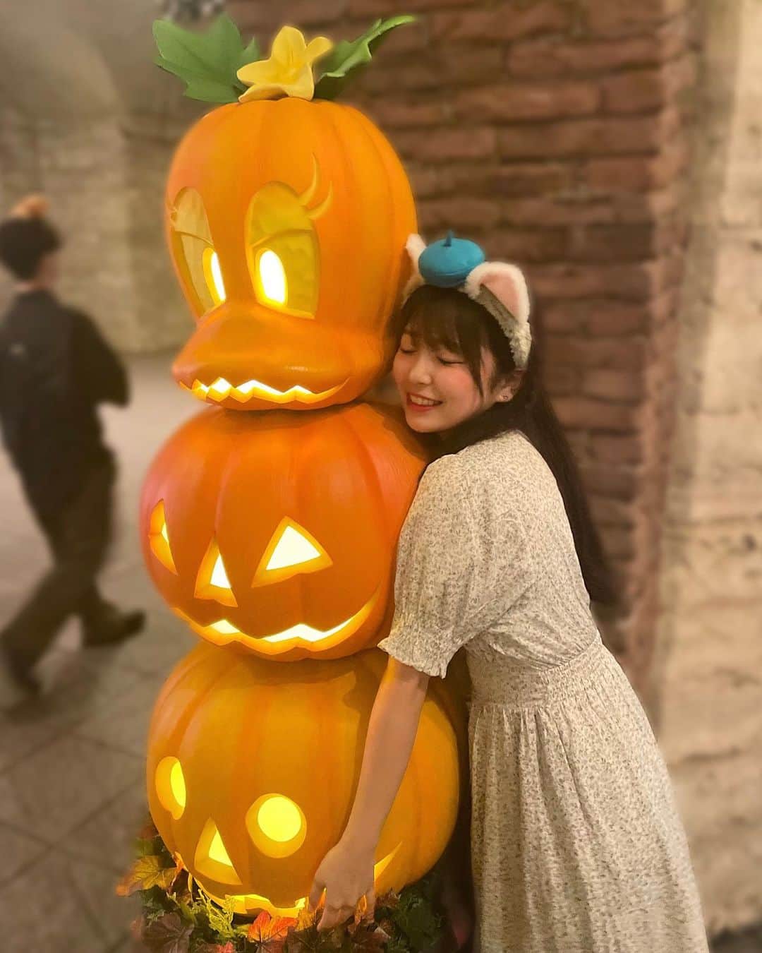 のインスタグラム：「．  お友達と川越食べ歩きしてる時に 急遽ディズニー行こってなって行ってきた🐭💕  ハロウィン仕様かわいい🎃 また来月ちゃんと行くんだーーー！ ガーリー系の服久しぶりだったかも」
