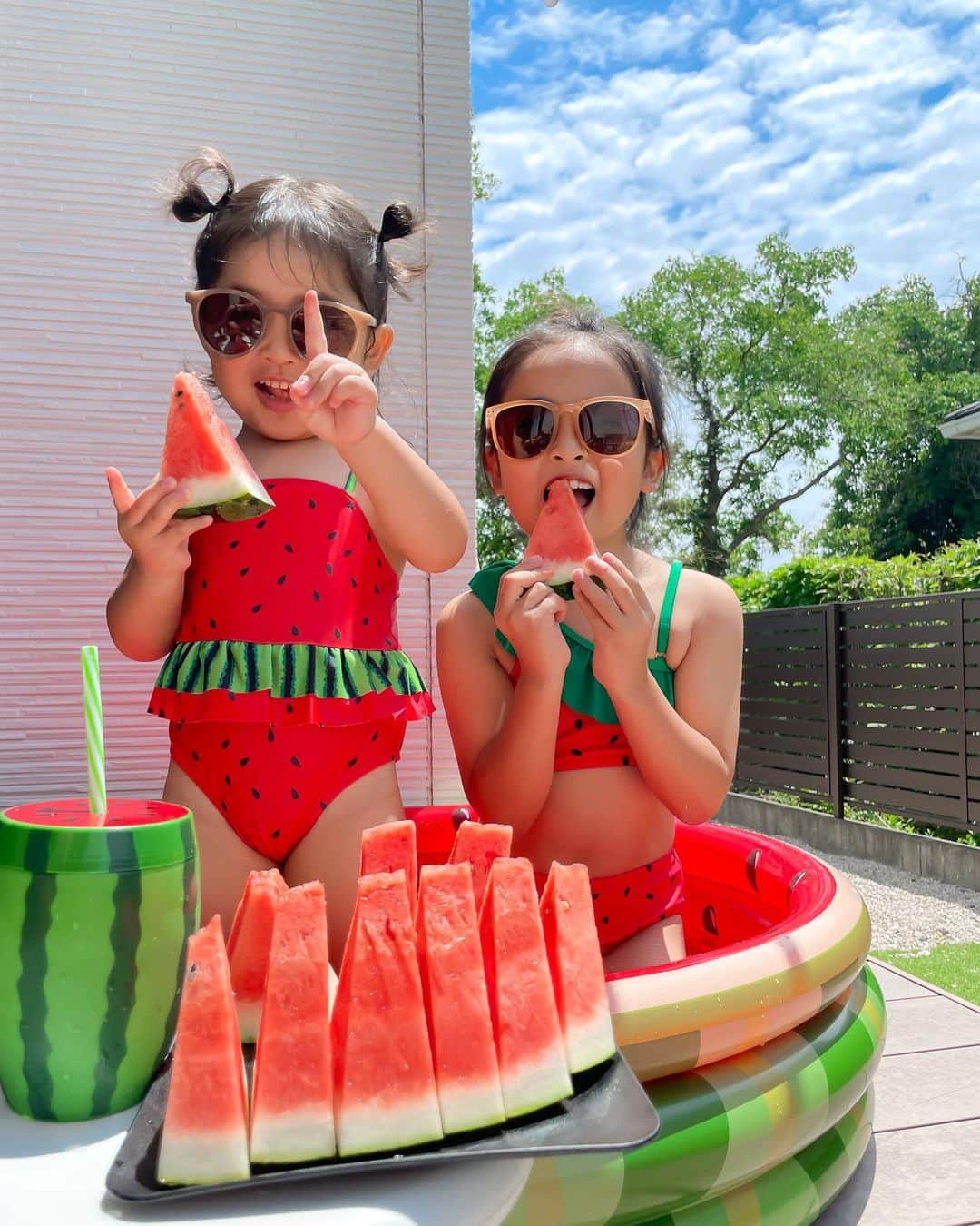 apyuのインスタグラム：「すいか姉妹🍉❤️❤️  可愛すぎるから残しておこーっと👭🏼🩷  水着もプールもマグも全部SHEIN🖤  #shein #sheinkids #すいか #すいか柄 #スイカ #スイカグッズ #姉妹お揃い #4児ママ #姉妹ママ #姉妹コーデ」