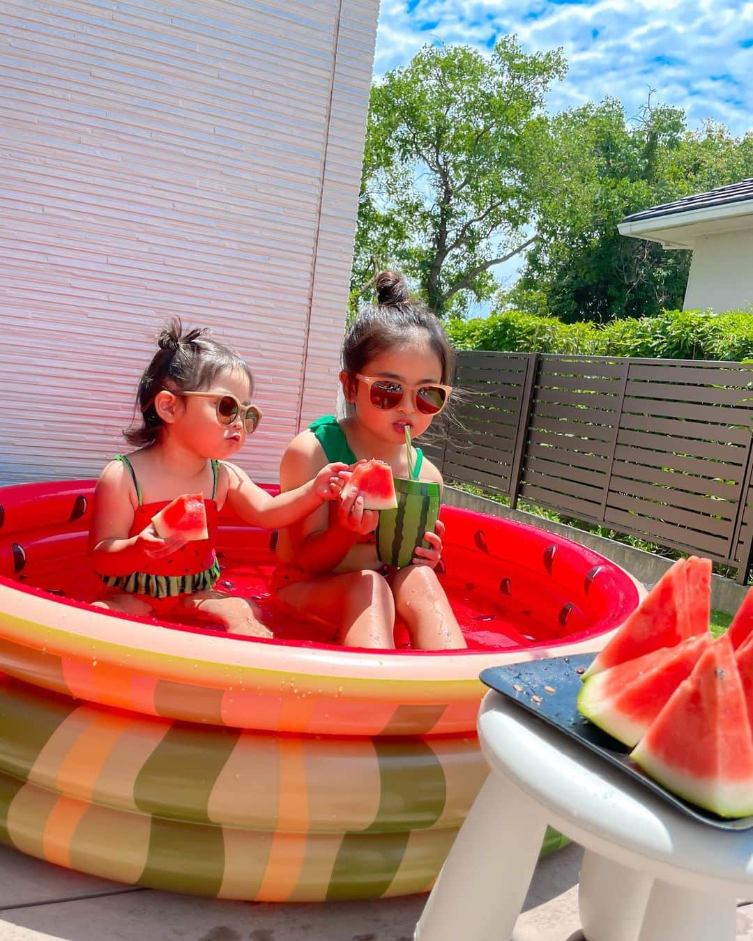 apyuさんのインスタグラム写真 - (apyuInstagram)「すいか姉妹🍉❤️❤️  可愛すぎるから残しておこーっと👭🏼🩷  水着もプールもマグも全部SHEIN🖤  #shein #sheinkids #すいか #すいか柄 #スイカ #スイカグッズ #姉妹お揃い #4児ママ #姉妹ママ #姉妹コーデ」9月26日 22時40分 - apyu