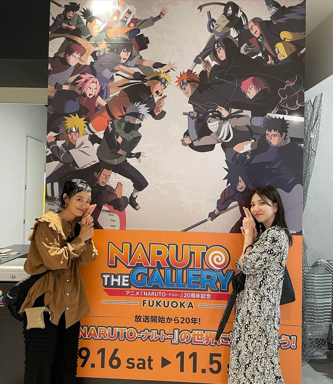 田中真奈美のインスタグラム：「NARUTO THE GALLERY✨ 現在福岡PayPayドーム隣の　@ezofukuoka  6階で開催中です🥷🦊 . 私は今年の春に初めてアニメでNARUTOを観ました！✨観て感動したばかりだから私にとってはリアルタイムな作品🤣 アニメ化20周年なんですね！ 私の美容師生活開始の時に始まってたんだなー✨ . 軽い気持ちでアニメを見始めたんですが途中でめっちゃ長いという事に気づき後悔しました😱しかし、、、見終わった時には手を合わせて感謝😌🙏🏻✨✨✨ 何て良い作品なんだ！！って感動しました！！ とても哲学的な部分がありすごく考えさせられました。そして少年マンガって面白い！🤩って少年を育ててる私には男の子の勉強にもなりました📝 . 信じるってすごい愛❤️なんですね〜🥹 愛と憎しみって隣合わせ、人の愛情でしか救えない何かがあるんだろうな〜 真っ直ぐ愛を込めて我が子達を信じよ👦🏻👦🏻❤️ . 11月くらいまで開催されてるのでNARUTOを観たことある方はぜひ❤️笑 見応えありまくりでした！🤩 . 一緒に行ってくれたのは私の相棒武❤️ 武は小学生の時観てたみたい✨ 付き合ってくれてありがと❤️ 半年ぶりにやっと会えた🎵 #茶飲みフレンズ👵🏻👵🏻  . . . #福岡ママ  #福岡美容師  #naruto  #福岡美容室  #忍者  #少年ジャンプ」