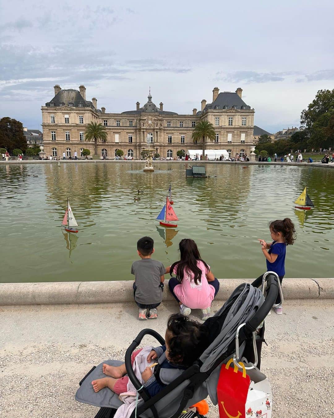 エリナ シルカのインスタグラム：「Jardin du Luxembourg ⛵️ 30分6ユーロで借りれる、ただ棒で押すボートが楽しすぎて何回も来てしまってる😂😍　ただ蜂さん沢山いるから要注意🐝」