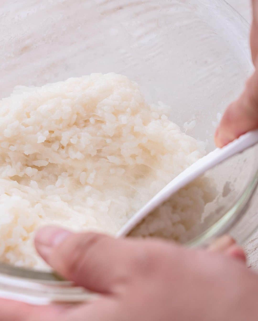 ぐっち夫婦さんのインスタグラム写真 - (ぐっち夫婦Instagram)「今日はちょっと遅くなってしまったけれどおはぎレシピ。 「白黒ごまおはぎ」  お米にお餅を入れてレンチン。 もち米みたいにもちもちに＾＾ これなら、もち米をわざわざ買わなくてもいいね！ あんこは中に入れ、ごま油をさっと塗って香り良し☺️ ごまごまなおはぎオススメです！ 胡麻油はマルホンさんのです^ ^ @maruhon_gomaabura_   🙋‍♂️💬 うつ伏せの練習ってしたほうがいいのかな。友人からちょっと耳したので試しにやってみたもののギャン泣き！ 驚かしちゃったかな。😅  ☻☻ⒽⒺⓁⓁⓄ☻☻  「白黒ごまおはぎ」 🥞分量：2人分 ⏰調理時間：20分 ⭐️難易度：★☆☆  つぶあん(市販)　80g あたたかいごはん　200g 切り餅　2個 塩　少々 太香胡麻油　小さじ1 すりごま（白・黒）　適量  🙋‍♂️あんこを丸める🙋‍♀️ つぶあんを4等分にしてラップで包み、丸める。  🙋‍♂️生地をつくる🙋‍♀️ 耐熱ボウルにあたたかいごはん、餅を入れ、ラップをして600Wの電子レンジで1分半加熱する。塩を混ぜ合わせ、4等分にし、手を水で濡らして楕円型に握る。  🙋‍♂️包む🙋‍♀️ 生地にそれぞれ丸めたあんこをのせて包む。  🙋‍♂️仕上げる🙋‍♀️ 表面に太香胡麻油を塗り、すりごまをそれぞれまぶす。（白・黒2個ずつできます）  ***  🍳レシピ概要 市販のつぶあんを丸め、 ごはんと餅をレンジで加熱し塩をいれ、 楕円型に握ります。 丸めたあんこを包み、 表面に太香胡麻油を塗り、 すりごまをまぶしたら完成！  *** 塩けのきいたごはんの生地で、 ほんのり甘いあんこを包んだ、 簡単おはぎを作りました！ 表面に塗る太香胡麻油とすりごまの 香りがたまらない仕上がりに♪  太香胡麻油はマルホンさんのを使用！ おはぎに胡麻の豊かな香りをプラスします。 @maruhon_gomaabura_   ぐっち夫婦の今日なにたべよう？🙋‍♂️🍽🙋‍♀️  ***  🐣お知らせ🐣  📘✨好評発売中！ 「いろいろつくってきたけど、やっぱりこの味」  🎦 YouTube 【ぐっち夫婦のふたりごはん】でも レシピ配信しています〜！ 遊びにきてね🙋‍♂️🙋‍♀️ @gucci_fuufu  💬 LINEでレシピ検索できます！ @gucci_fuufu にて  ☻☻ⒽⒺⓁⓁⓄ☻☻  #japanesefood #japanesefoods #レシピ #料理記録 #手作り料理 #簡単レシピ #ふたりごはん #ウインナー #手料理 #今日のごはん #ぐっち夫婦 #料理好きな人と繋がりたい #圧縮純正胡麻油 #胡麻油 #マルホン胡麻油 #pr #おはぎ #あんこ #和スイーツ #おやつ #米レシピ」9月26日 22時41分 - gucci_fuufu