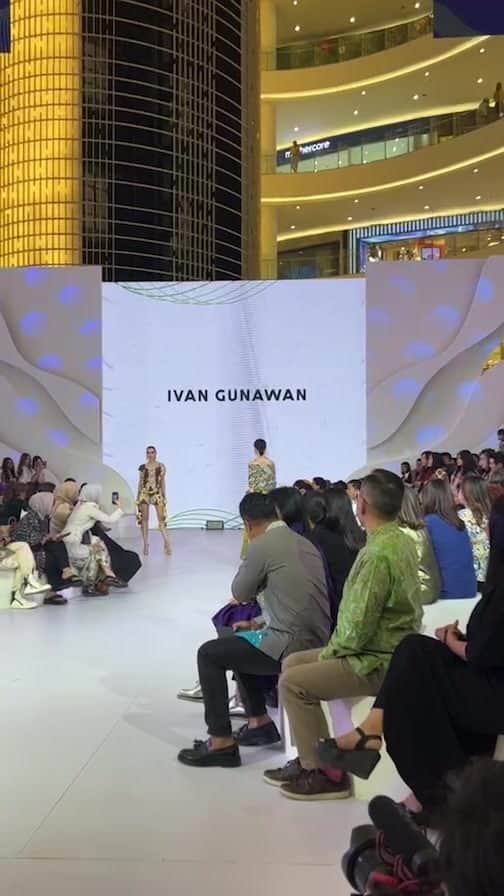 Ivan Gunawanのインスタグラム：「KAART JAGAD  IPMI BATIK SHOW  @ikatanperancangmodeindonesia  @senayancity Fashion Nation 17th Edition.」