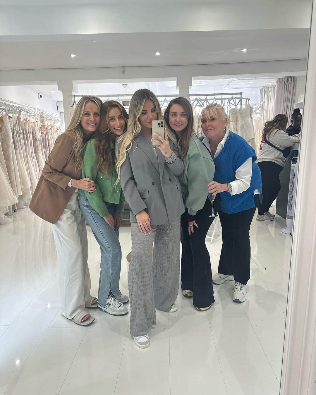 ジョージア・コウソウロウのインスタグラム：「Wedding dress shopping 🥺💖」