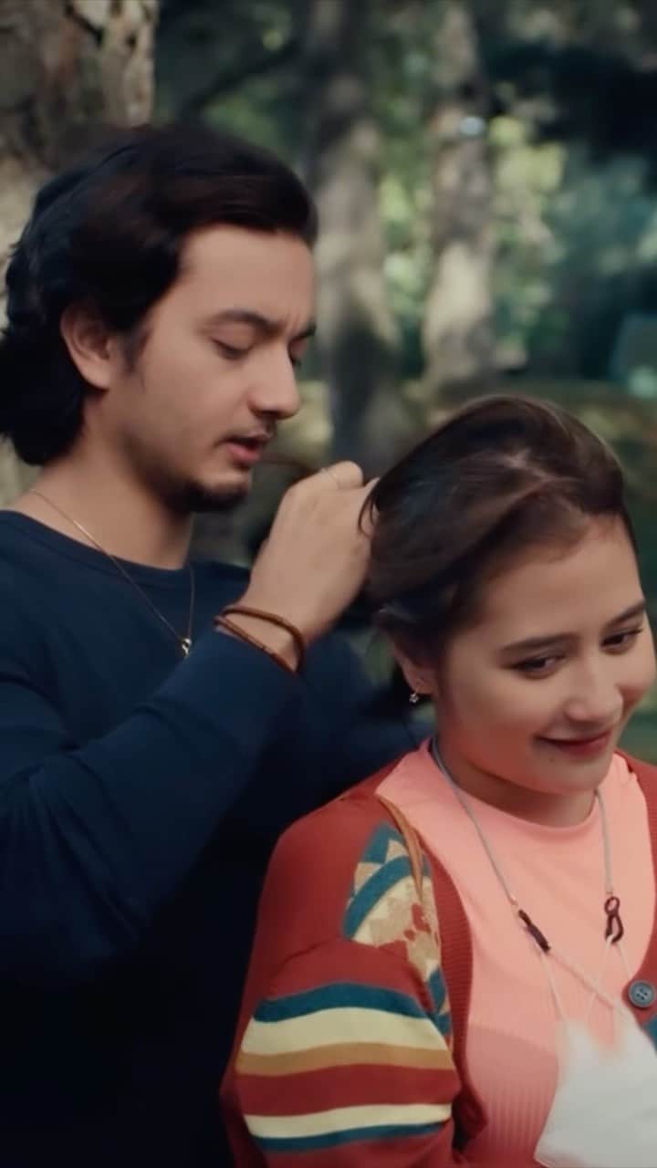 Prilly Latuconsinaのインスタグラム：「EMANG BOLEH SEGEMES INI?????????????   gemes yaaa ngeliat Gana dan Via saling menyimpan cinta dengan sangat sederhana.   Buruan kalo mau nyengir-nyengir sendiri nonton series 5 Detik Dan Rasa Rindu di We TV! SEKARANG! @wetvindonesia @5detikdanrasarindu_md   #5detikdanrasarindu」