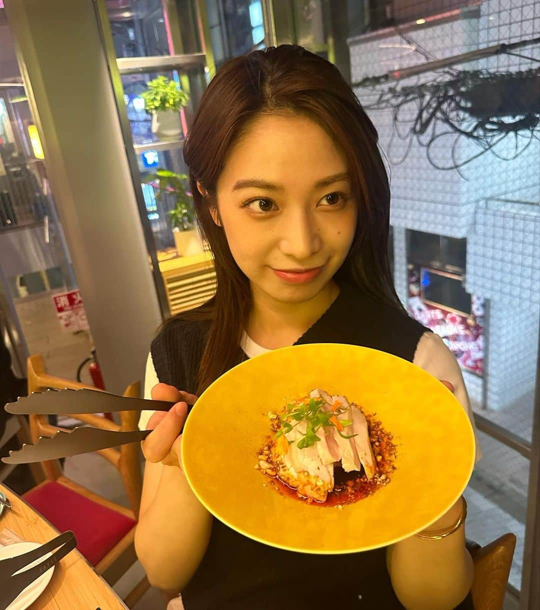 山口清香さんのインスタグラム写真 - (山口清香Instagram)「黒いエビチリ🦐  何を食べても美味しかった、二子玉にある中華×フレンチのお店🌛✨ 見た目良し味良し、それに加えて、ビールなどのお酒の種類の豊富さが素晴らしかったです🥹  友人と3人で女子会👧🏻楽しかったね〜。  #二子玉川 #二子玉川グルメ #二子玉川ディナー #二子玉川ランチ #にこたま #女子会 #中華 #フレンチ #東京グルメ #instafood #黄身スタグラム」9月26日 22時44分 - sayaka__yamaguchi_