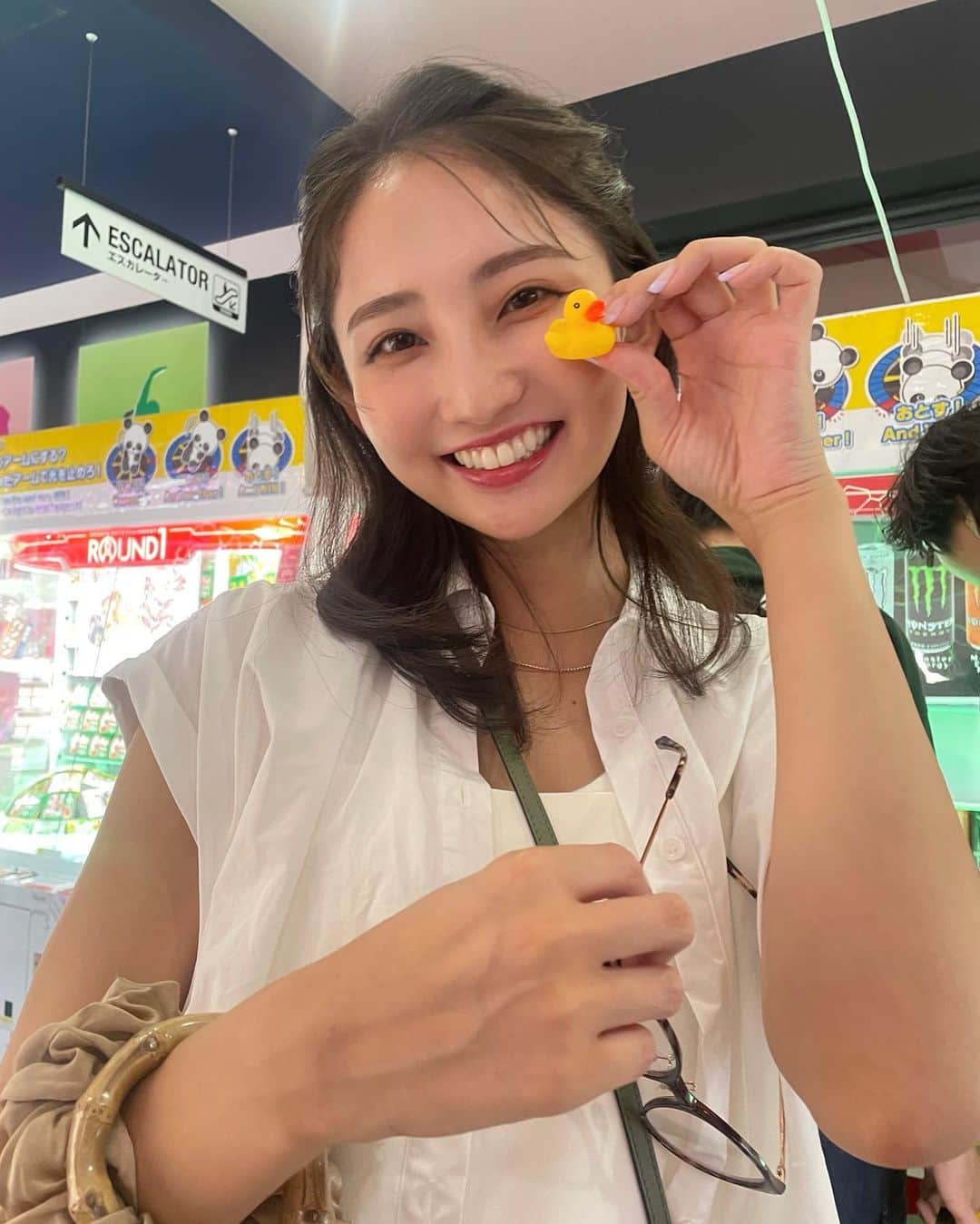 友廣南実のインスタグラム：「・ 10円クレーンゲームで、ひよこちゃんGETしましたっ🐣 かわいい🐤嬉しい！やったー！✌️  友達4人とお揃いにしよ〜っと言ってたけど、 みんなは取れませんでした😂😂😂 1人だけごめんね笑笑  #ひよこ #pizza423」