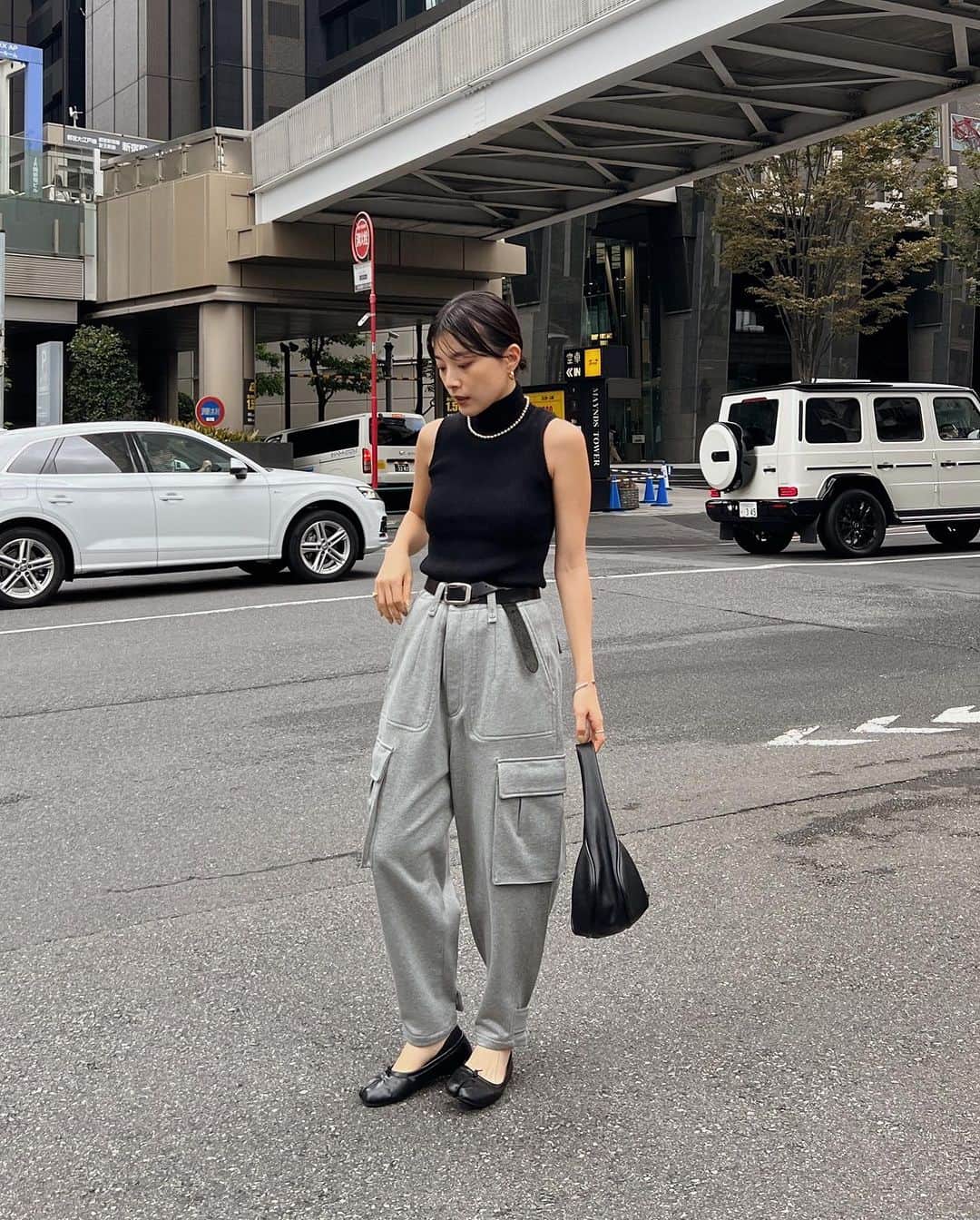 ETRÉ TOKYO ストアのインスタグラム：「@etretokyo  【9/28 New Arrival】 ㅤㅤㅤ ㅤㅤ #ETREベルテッドヘムカーゴパンツ GREY / BLACK / KHAKI S.M size ¥27,500(tax in)  ㅤㅤㅤ  新宿スタッフ @etretokyo_tobi 157cm @etretokyo_yumi 150cm  ㅤㅤㅤ 着用カラー：GREY 着用サイズ：S size  - - - - - - - - - - - - - - - - - - - - - - - - - - - -  商品詳細はTOPページURLよりチェック🔍 ›› @etretokyo_store  ㅤㅤㅤ スタッフコーディネートも毎日更新中【 #etretokyo_staff_ootd 】をフォロー🐿️  TOPページの"フォロー中"から 気になるスタッフのアカウントをフォロー🤝  ㅤㅤㅤ ㅤㅤ  - - - - - - - - - - - - - - - - - - - - - - - - - - - - ⁡  【INFORMATION】 ⁡ㅤㅤㅤ ⁡ ※ 9/28(木)発売のアイテムは 9/29(金)12:00よりお在庫のある場合、ルミネカード会員様限定で店舗通販のご利用が可能です。  ⁡ ※お電話がつながりにくい可能性がございます。 ⁡ ※また混雑時には入場制限及び 試着点数の制限を設けさせて頂きます。 予めご了承ください。 ⁡ ⁡ ご理解、ご協力を賜りますよう 心よりお願い申し上げます。   ㅤㅤㅤ 【LUMINE SHINJUKU STORE】 ETRÉ TOKYO ルミネ新宿2店 TEL：03-5989-0979  ー営業時間ー (平日、土日祝)11:00-21:00 ⁡  #etretokyo#etre#fashion#etretokyoshinjuku #etre#2023etre#etretokyo_staff_ootd#2023aw #大人ファッションコーデ #シンプルスタイル #白黒コーデ  #オトナカジュアルコーデ #フラットシューズ #秋先取り #カーゴパンツコーデ #グレーパンツ」