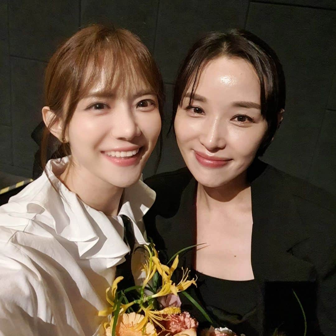 ユ・ハナのインスタグラム：「아직도 #마인드유니버스 안보셨나요?♡  9월20일 개봉한 '마인드유니버스'시사회!  현재와 미래, 그리고 죽음. 관계에 대한 생각들, 사랑과 감동까지  두 가지 이야기로 전개되는 이 영화는, 가상현실이라는 아직 낯설만한 소재를 멋지게 완성시키며  많은 생각이 들게 하는 감동이 가득한 영화였어요.  드디어 실물로 보게된 김진무감독님!   공식석상에서 뵙게 된 김형석작곡가님  작곡가님의 영상 속 진짜 등장하는 예쁜 아이까지!   그리고 초대해주신 김예랑배우님❤️ (언니 목소리와 연기 넘 멋졌어요!) @ellykimlove  언니와의 솔약국집아들들 촬영은 늘 케미가 일등이였지이이  앞으로  더 더 흥하길 기도해요🙏」