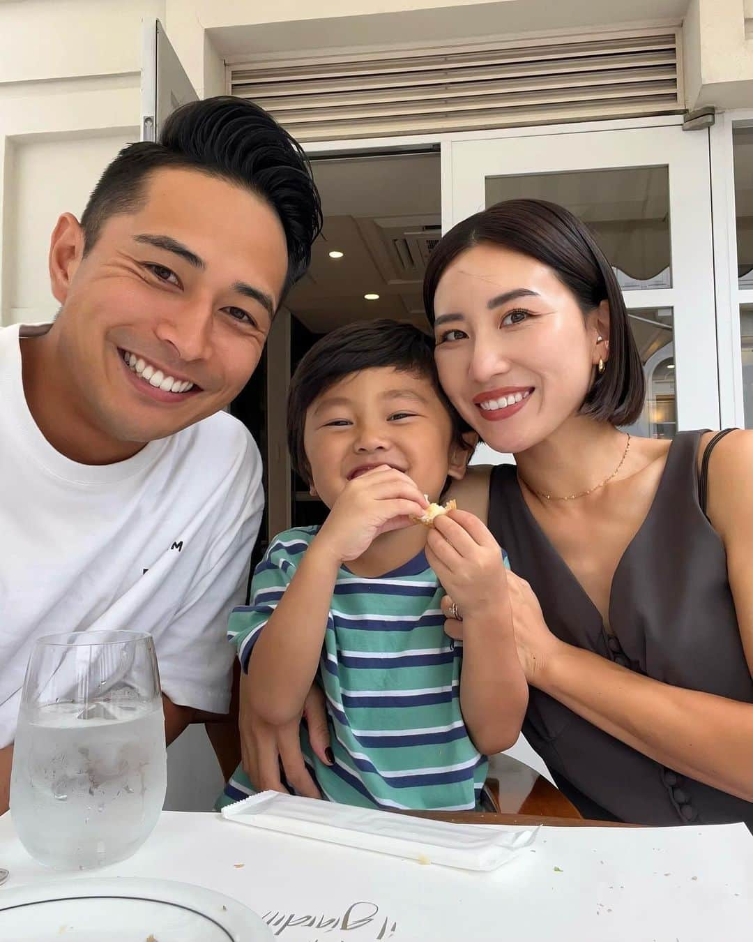 Ayaのインスタグラム：「この日👶🏻が産まれて初めて 3人でご飯いったのです👨‍👩‍👦🍴 なんか懐かしかった😌  幼稚園だったり、どっちかだけ実家に預ける時は いつもけいとばっかりやったから めちゃくちゃ嬉しそうで 写真からみて伝わってくる🤣💞  この日はママパパを独り占めできて 嬉しくてニヤニヤしてた。笑 分かりやすくて可愛かったな🥹❤️ 沢山我慢させてしまってごめんねー！  なんでかめちゃくちゃお利口さんで ゆっくりlunch出来ました。 お兄ちゃんになったな〜って感じた日🥹  また👦🏻だけの時間作ってお出かけする 日作ってあげたいな💗  #family#家族#長男#4歳#男の子#4人家族#横浜#ランチ #ホテルランチ#イルジャルディーノ#イタリアンレストラン」