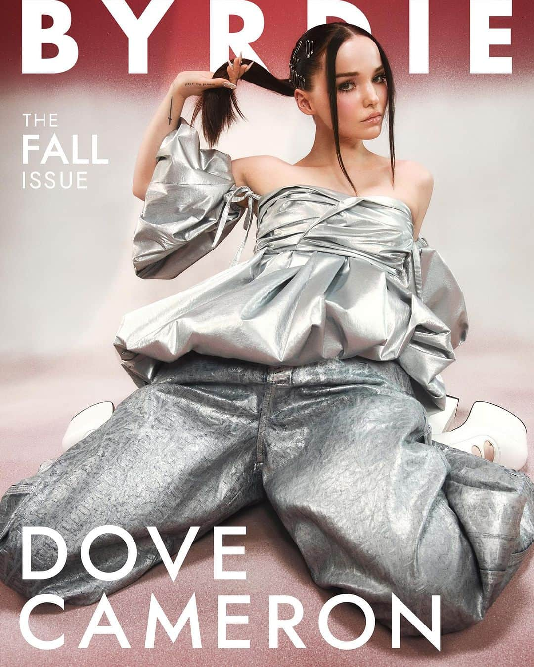 ダヴ・キャメロンのインスタグラム：「"Like fall, our cover star, @DoveCameron, is going through her own change of season. She's launching into a new musical era with her forthcoming album (‼️), and everything about the music and her own self-reclamation, is darker, sharper, and more experimental than ever before.  At the link in bio, #DoveCameron's interview is *incredibly* honest and thoughtful. Plus, Dove brought to life one of the most beautiful shoots we've done to date, (IMO).  @Byrdie's fall issue includes all the good stuff: fall shopping, trend forecasting, and all the beauty and style inspiration you want at a time like this 🍂 We're all just out here trying to feel something. My hope is this issue will make you feel something good." - Editor in Chief + GM of @byrdie, @gouldhallie   More from our magnetic cover star @DoveCameron at byrdie.com  Credits ✨ Talent: @dovecameron Photographer: @leeorwild Words by: @bellacacciatore_ Beauty Direction: @gouldhallie Creative Director: @jennabrillhart Director of Photography: @bsmith_bs Makeup: @kaleteter Hair: @jacobrozenberg Stylists: @chloeandchenelle Nails: @ashlie_johnson Set Designer: @iloveamyjo Assistant Camera: @sullivan_dereks Photo Director: @kellychiello Video Director: @justinedg3 Social Director: @yagirlstar Production Assistant: @amanda.lauro Booking: @talentconnectgroup」