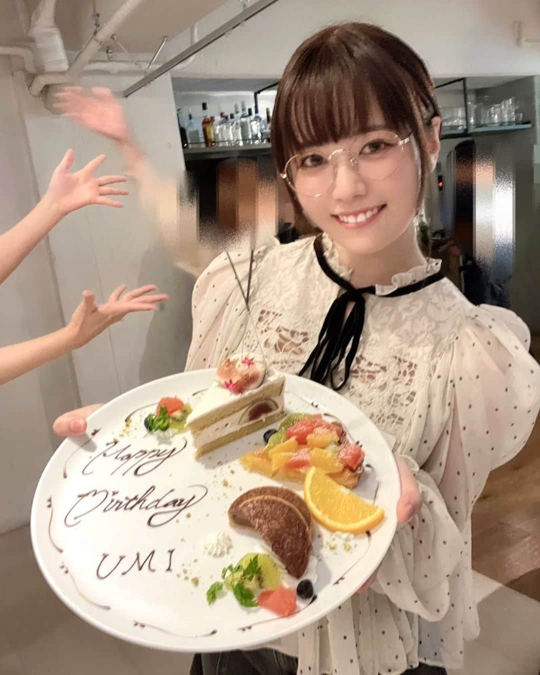 東雲うみさんのインスタグラム写真 - (東雲うみInstagram)「今年の誕生日はお仕事＆サプライズで関係者のみなさんと PPEメンバーにお祝いしていただきました…！ スタッフさんからプレゼントも‪( ;ᯅ; )‬こんなに幸せ者でいいのか。。  SNSで祝ってくれたみんなもありがとうだよ〜💖 今までで1番お祝いされた誕生日になりました！！！ （YouTubeリスナー強制お祝いもしたしね😘笑）  明日からもお仕事がんばるぞーっ！！！！」9月26日 22時52分 - umi_portrait