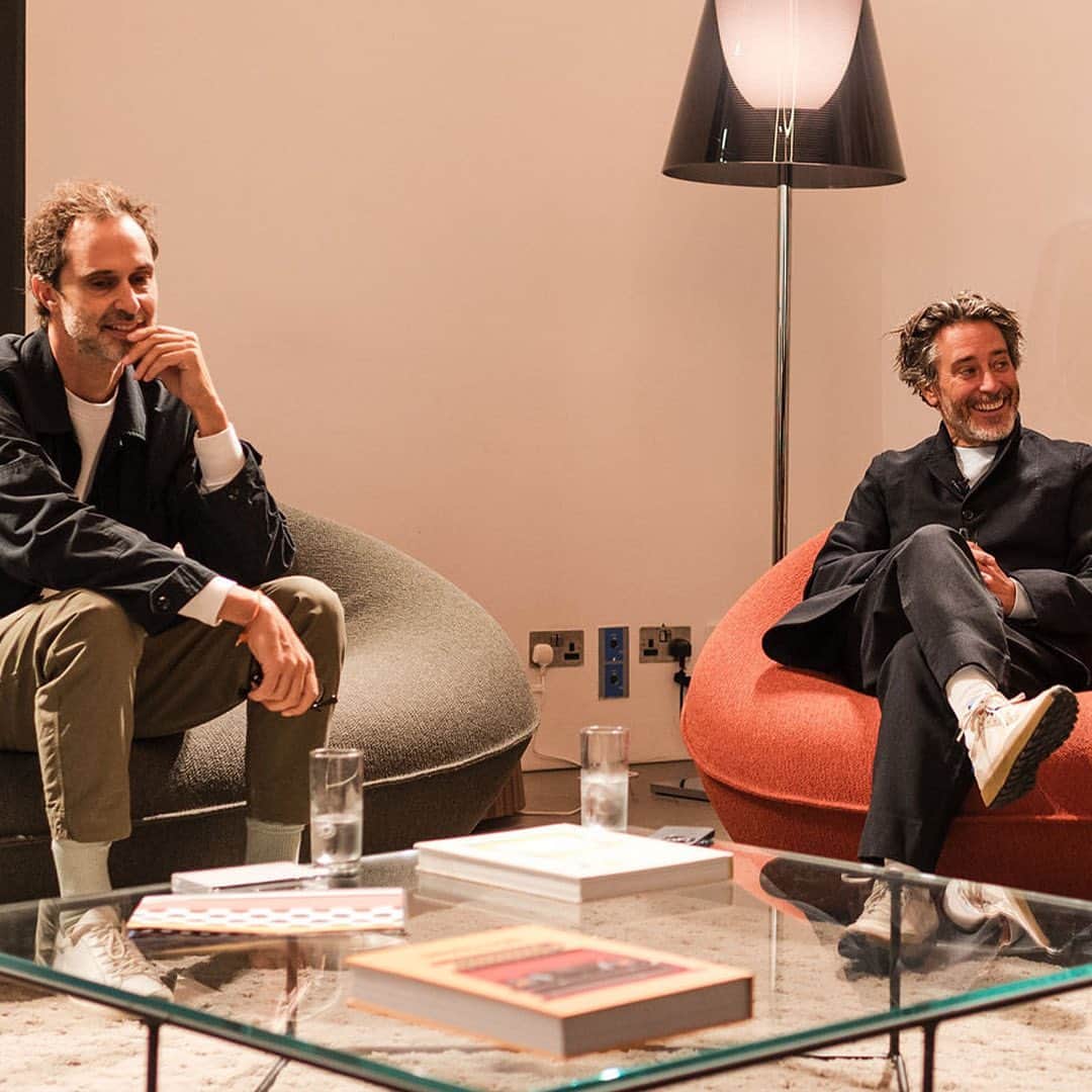 のインスタグラム：「Connections in Design. In conversation with British designers Edward Barber and Jay Osgerby, moderated by Rosa Bertoli, Design Editor at Wallpaper*.  @barberosgerby @biscott_i @wallpapermag @alexdimosphotography  #bebitalia #design #London #LDF23」