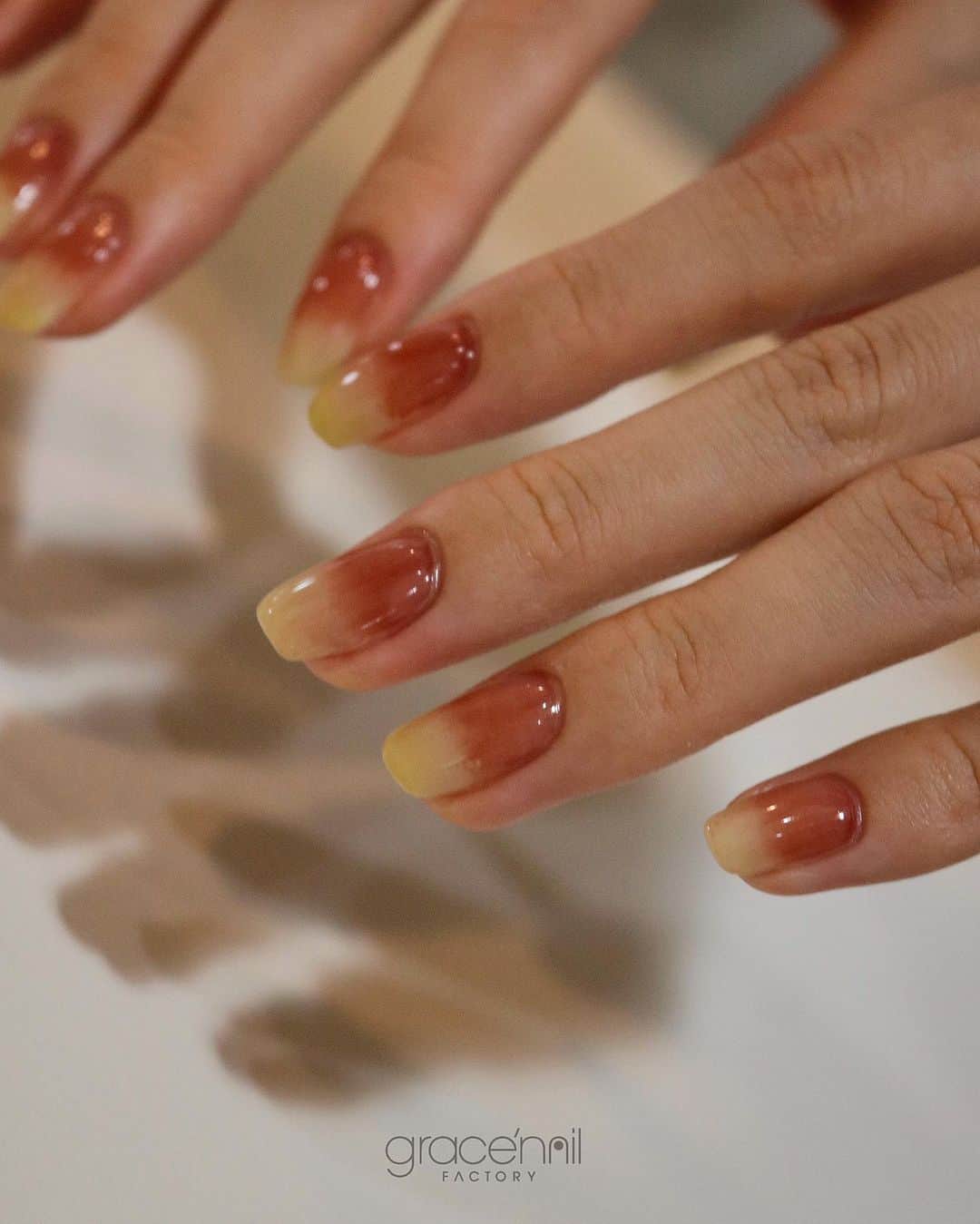 のインスタグラム：「TONE  #カラーグラデーションネイル   @gracenailfactory_haruka   ______________________ 《grace'nail factoryのこだわり》  ✔︎design policy ネイルは一番身近な芸術 お客様の満足、感動、好奇心を満たす、オリジナルアートのクリエイションにつとめております  ✔︎育爪policy お爪本来の力を育つよう 丁寧なケア、爪質改善のためのアプローチを行なっています  ・アセトン不使用（当店オフの場合」 ・フィルイン ・ウォーターケア付き ・お爪周りの角質ケア  お爪の健康を大切にしていきたい方 、爪質改善を求めている方、ジェルネイルの持ちを良くしたい方に 喜ばれています  ✔︎おもてなしpolicy お客様が【ここへ来たら元気になれる】と喜んでいただけるような〝心〟ある空間づくりを大切にしています  ✔︎エシカルへの取り組み 人への影響だけではなく、地球環境に配慮した良質な商材選びにこだわっています  ——  @gracenailfactory   大阪市西区南堀江1-21-9 南堀江ビル2階  ☞堀江公園のすぐそば ☞レンガ色の入り口  定休日/木曜日 平日10:00-18:30（最終受付） 土日祝11:00-18:30（最終受付）  #堀江ネイル　#マグネットネイル大阪 #大阪ネイルサロン #ウォーターケアのあるサロン  #育爪ネイルサロン  #フィルイン大阪 #個性派ネイル大阪 #カジュアルネイル大阪 #南堀江ネイルサロン #堀江ネイル #ニュアンスネイル大阪  #フットネイル大阪 #インクアート大阪  #ミラーネイル #大人カジュアルネイル #ネイリスト採用大阪 #巻き爪ケア大阪 #네일 #泡ネイル #バブルネイル #ネイリスト求人大阪 #秋ネイル #nail」