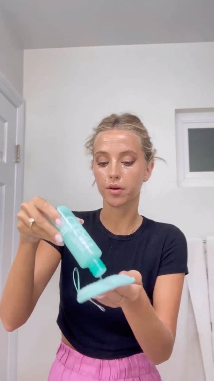 Real Techniquesのインスタグラム：「@kbelllbeauty reminding us that we DO 👏 NOT 👏 sleep 👏 in our makeup.   AND we only use products formulated with skincare actives for a cleanse with benefits. Because nobody has time for stripped skin - we barely have time to remove our makeup 😉」