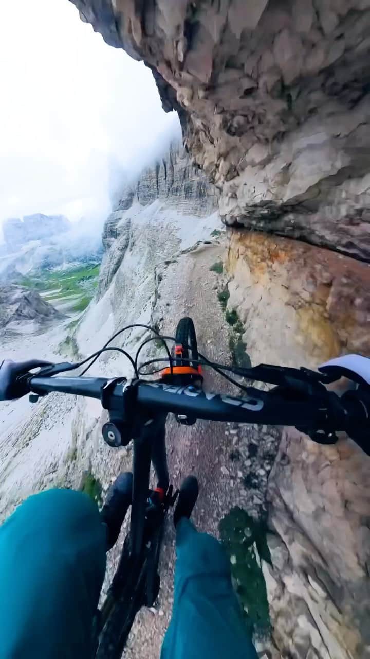レッドブルのインスタグラム：「no room for error 😮‍💨  🚴: @gee_atherton  #redbull #givesyouwiiings #mtb #biking #dolomites #italy」