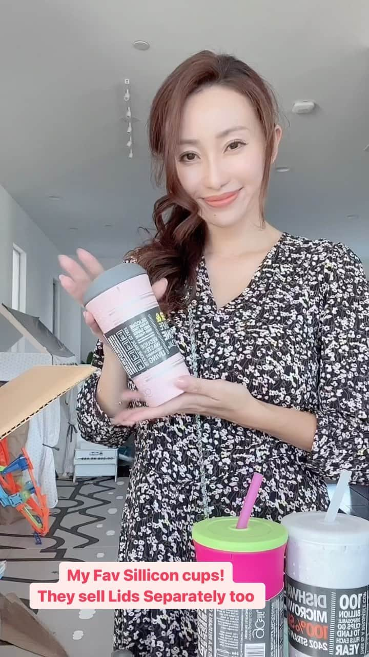 春名愛海のインスタグラム：「Been using @gosiliproducts over5+ years, at first I just thought I’d get something for environment instead of using plastic cups. Then I realized it’s dishwasher safe, AND microwave safe! and also silicone is pretty thick so never too hot to hold either. I shared it with my family and they all love it❤︎ I am not getting paid for this- just simply superrrrr recommending it ❤︎ I also take it on a plane so if I want water to refill of course that works but if I want a coffee on a plane it won’t spill during turbulence.」